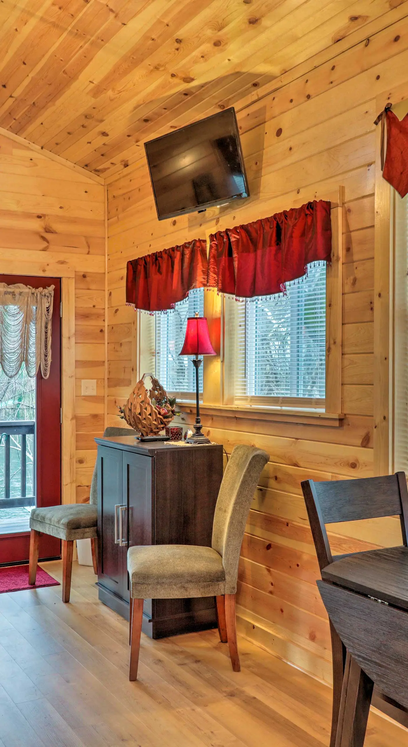 Cozy Heber Springs Cabin w/ Deck & Dock!