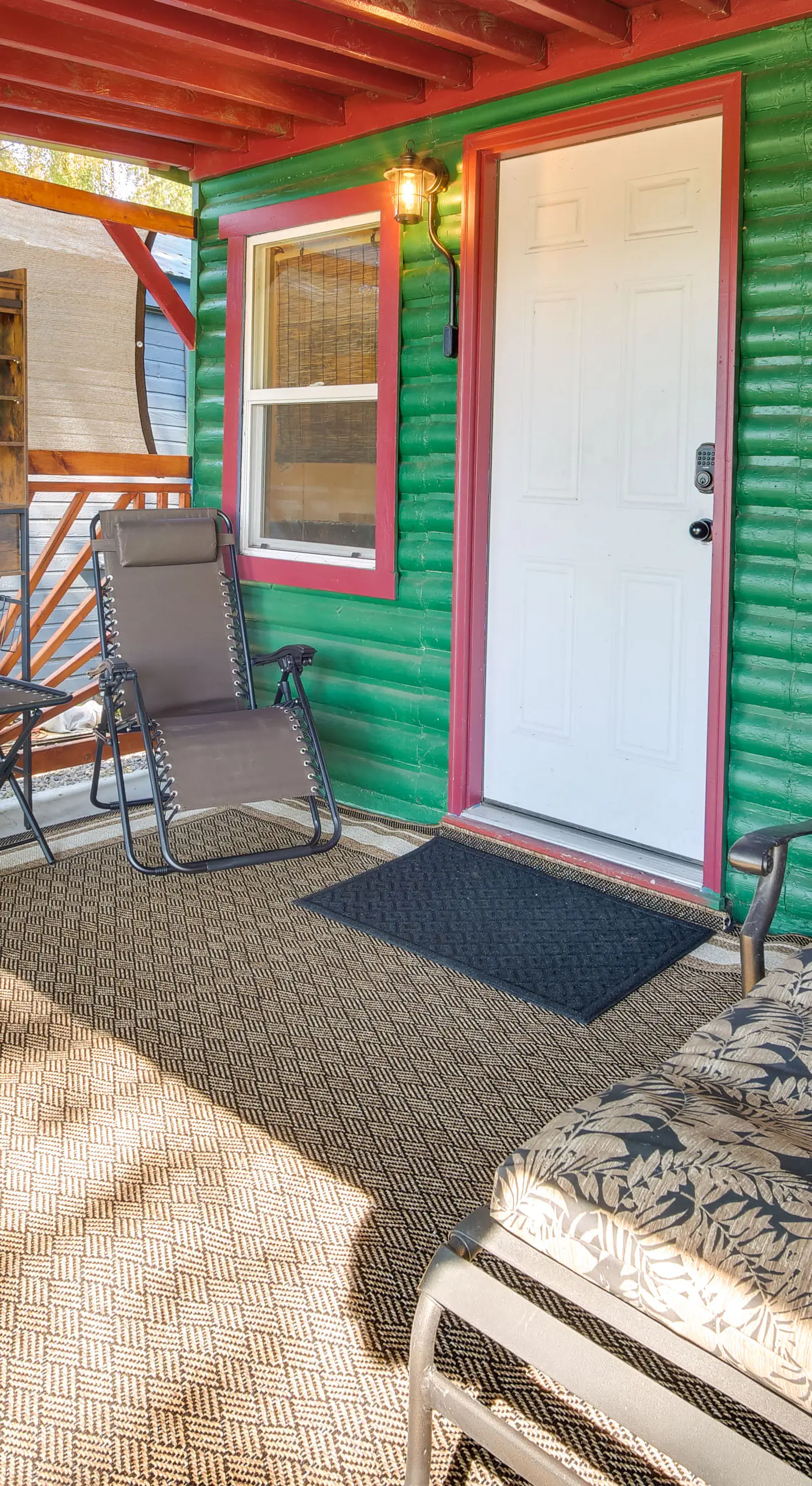 Riverfront Resort Cabin ~ 21 Mi to Crater Lake NP!
