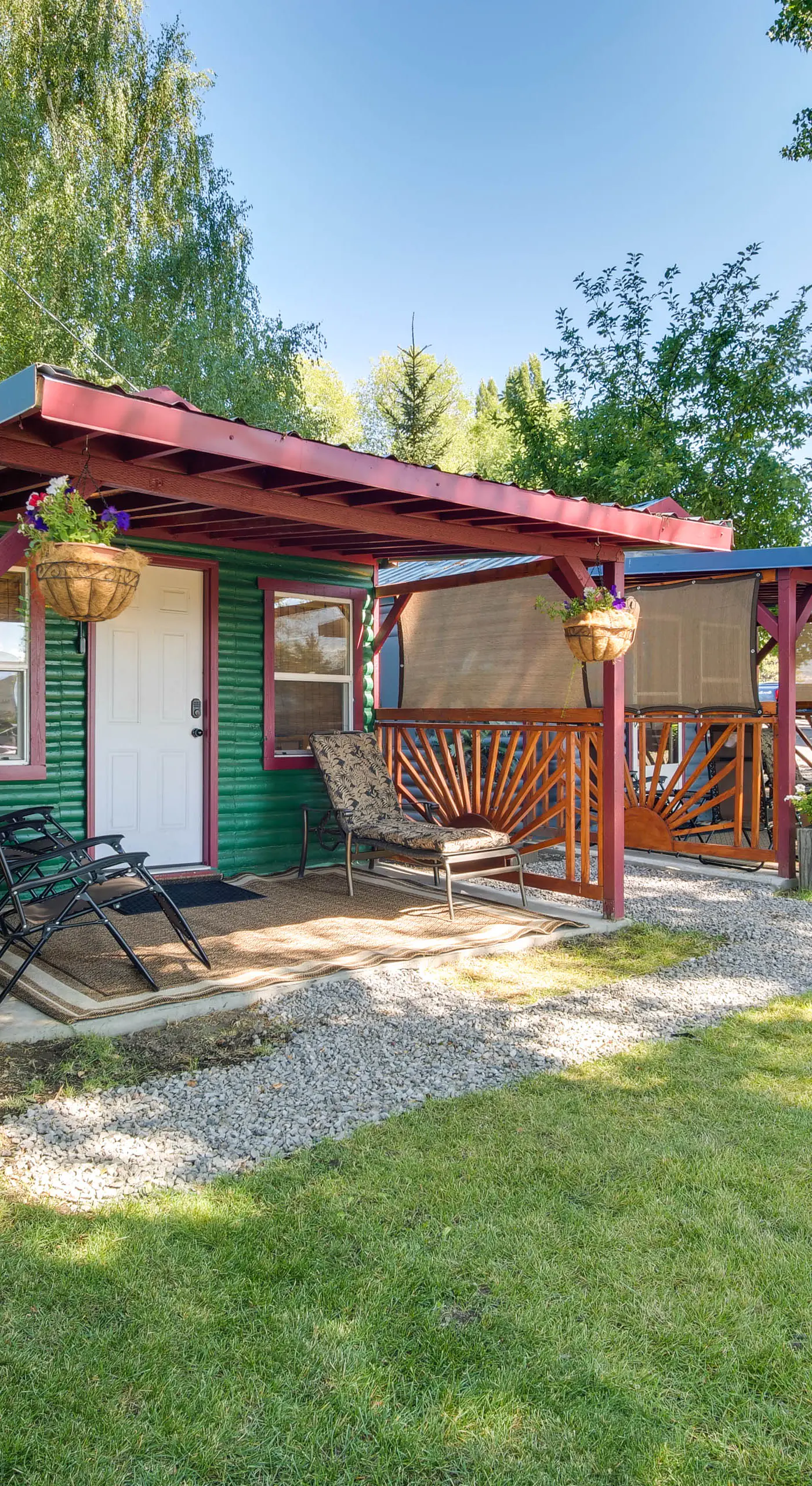 Riverfront Resort Cabin ~ 21 Mi to Crater Lake NP!