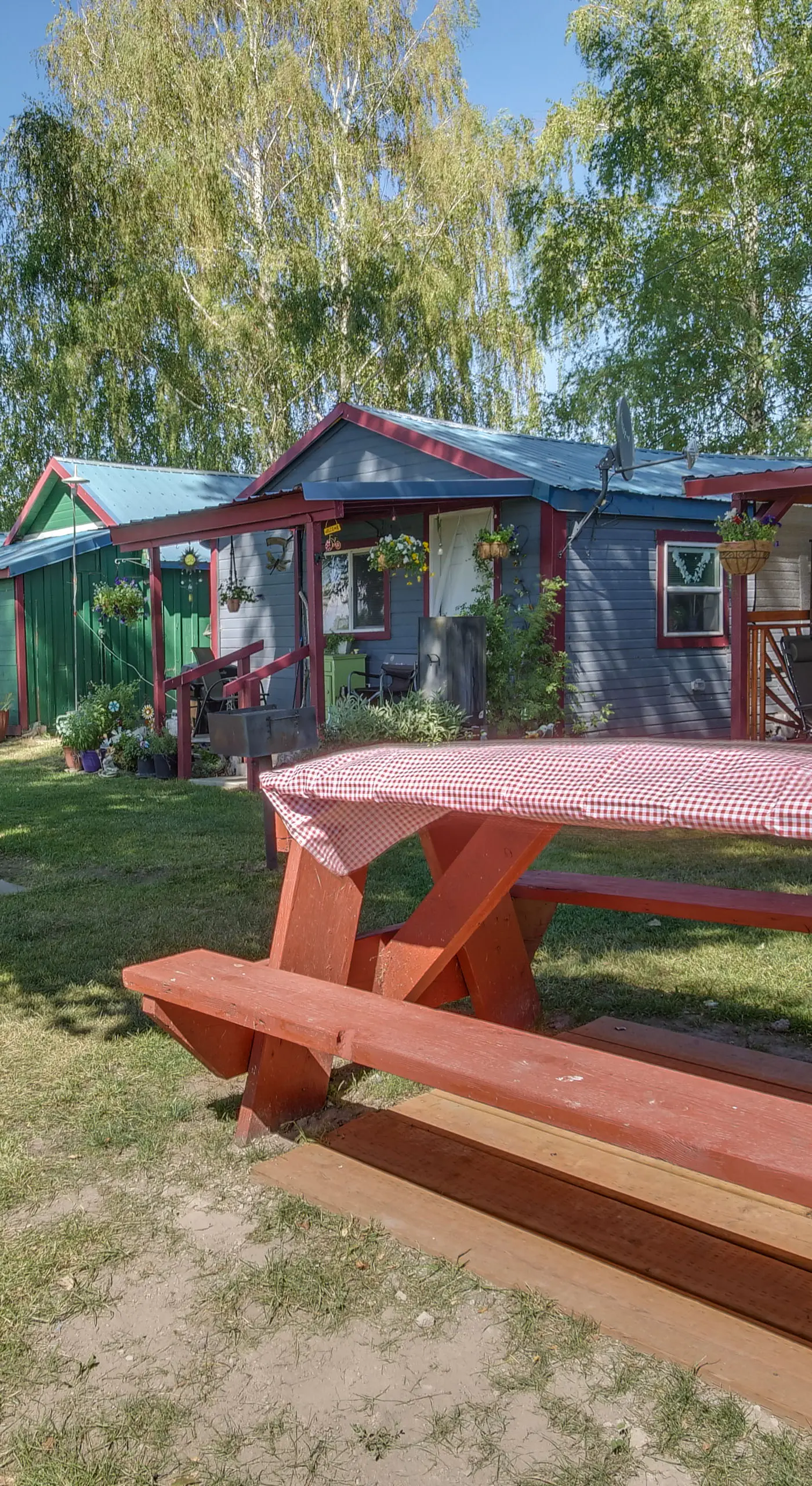Riverfront Resort Cabin ~ 21 Mi to Crater Lake NP!