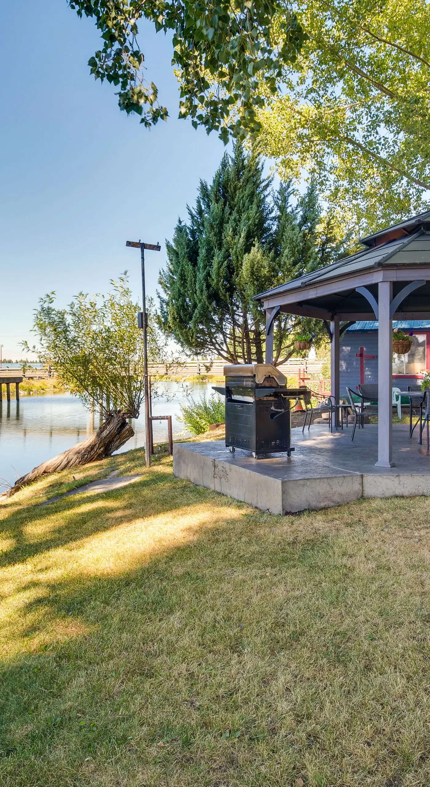 Riverfront Resort Cabin ~ 21 Mi to Crater Lake NP!