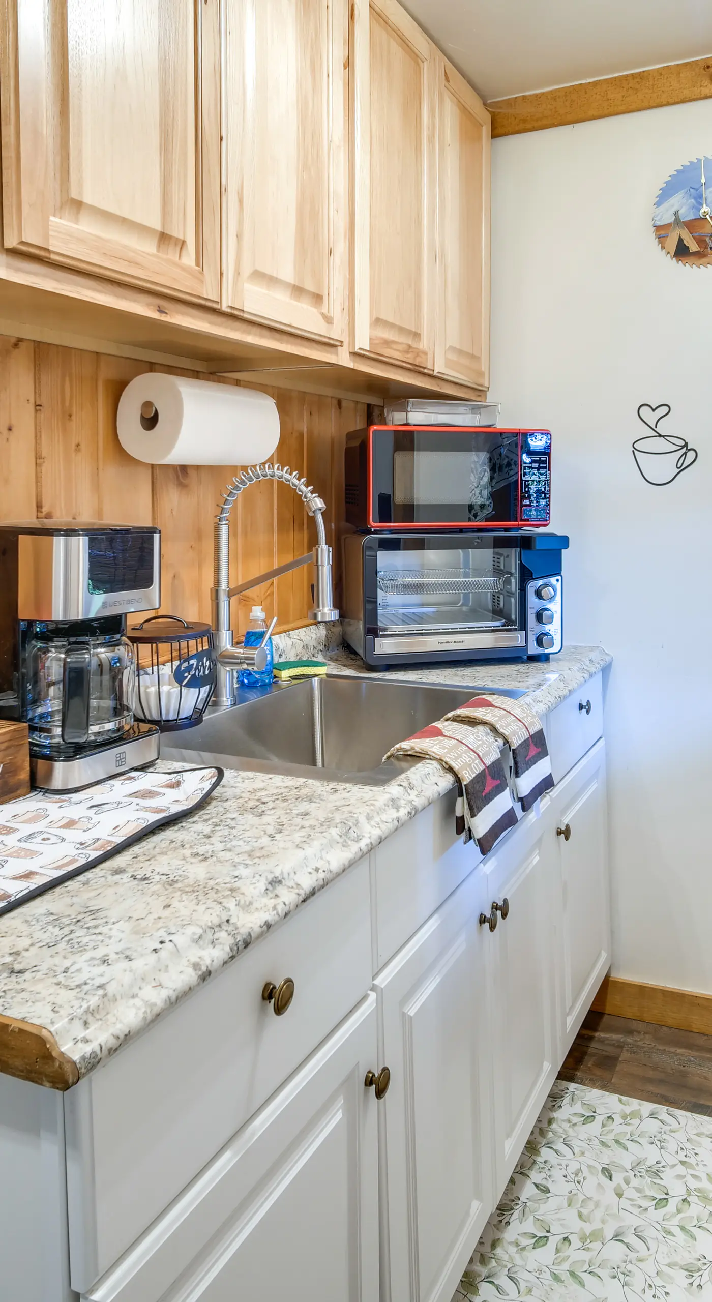 Riverfront Resort Cabin ~ 21 Mi to Crater Lake NP!