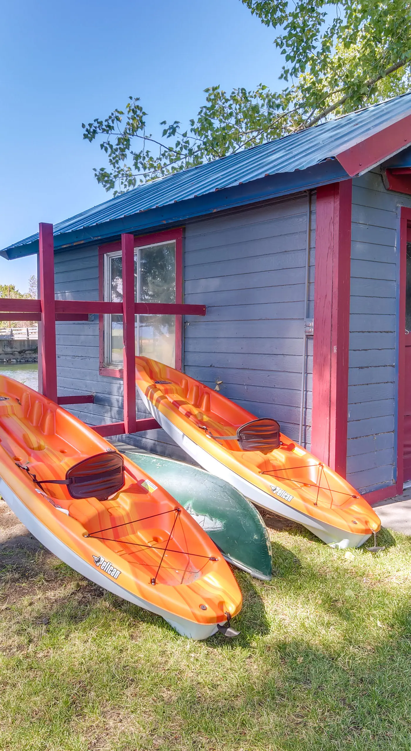 Riverfront Resort Cabin ~ 21 Mi to Crater Lake NP!