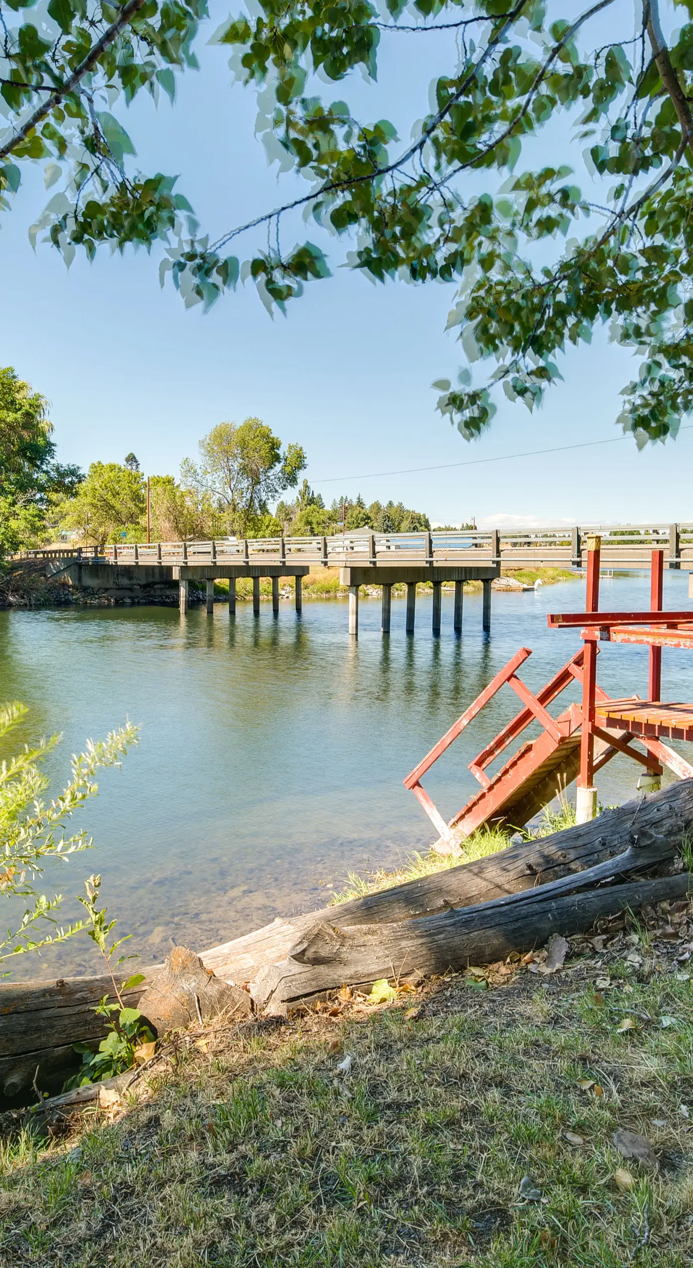 Riverfront Resort Cabin ~ 21 Mi to Crater Lake NP!