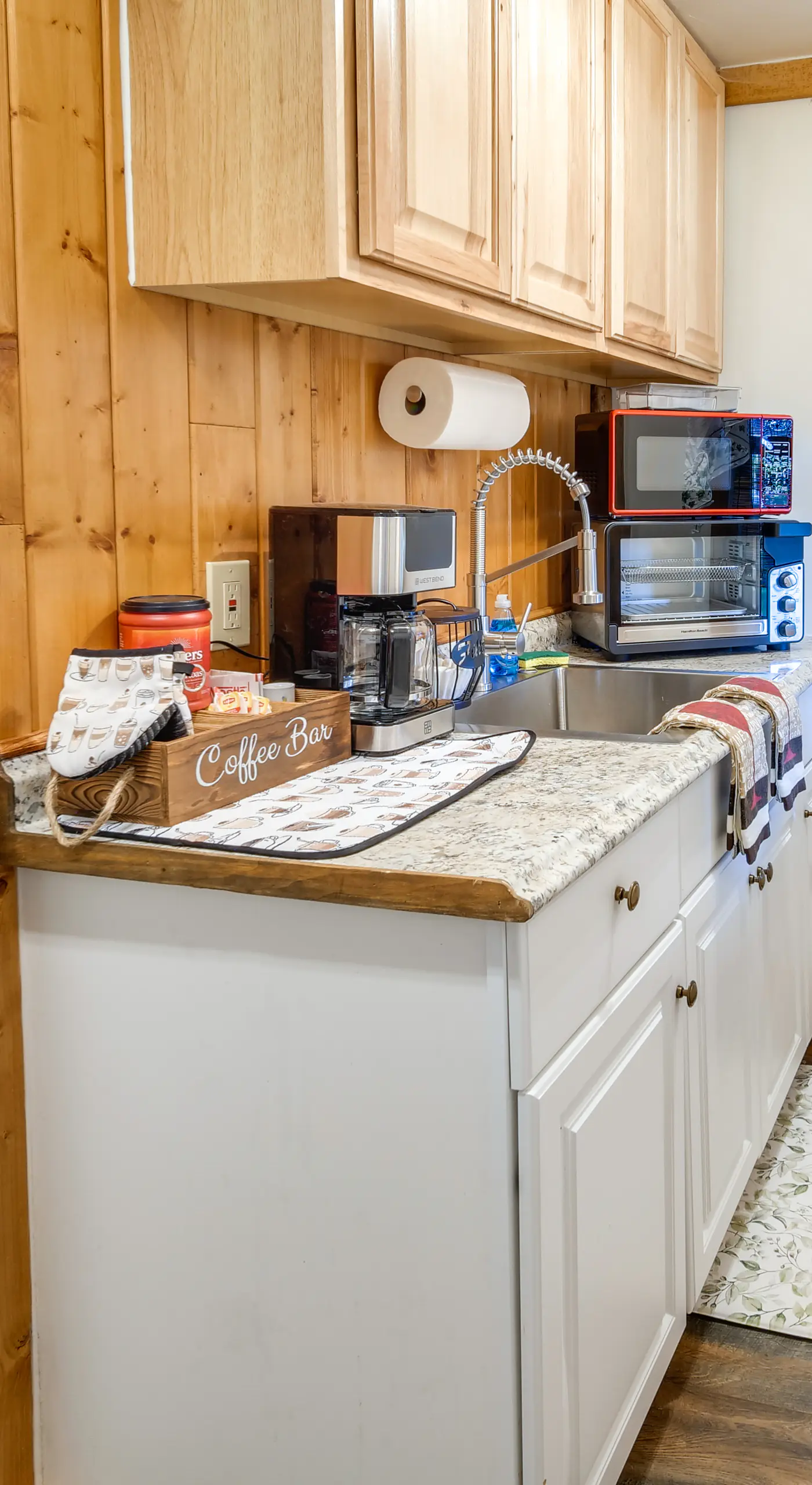 Riverfront Resort Cabin ~ 21 Mi to Crater Lake NP!