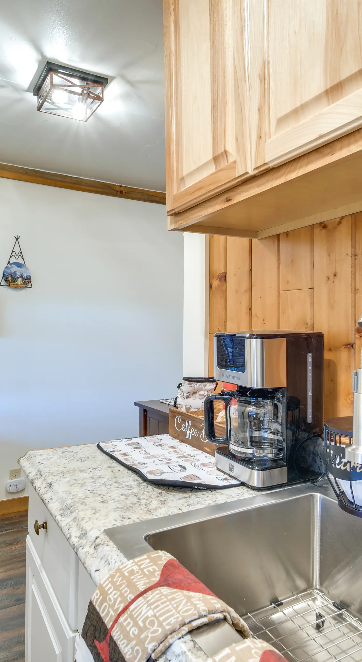 Riverfront Resort Cabin ~ 21 Mi to Crater Lake NP!