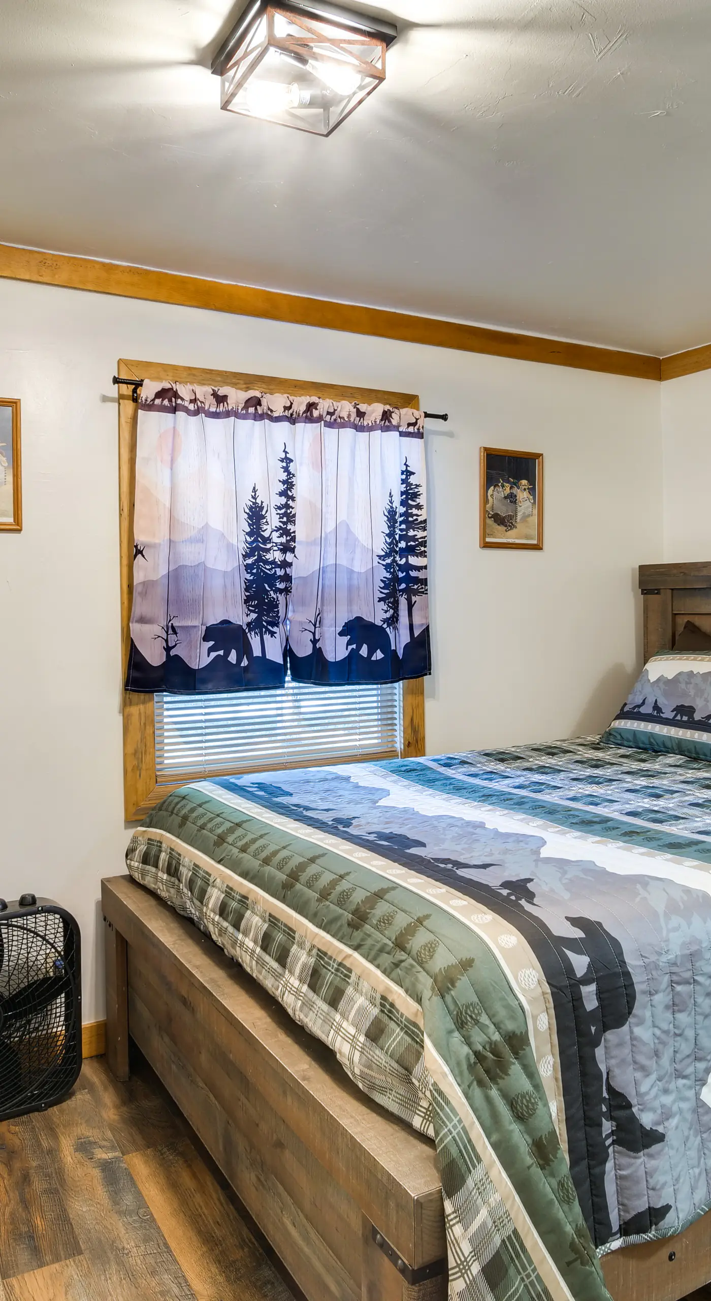 Riverfront Resort Cabin ~ 21 Mi to Crater Lake NP!