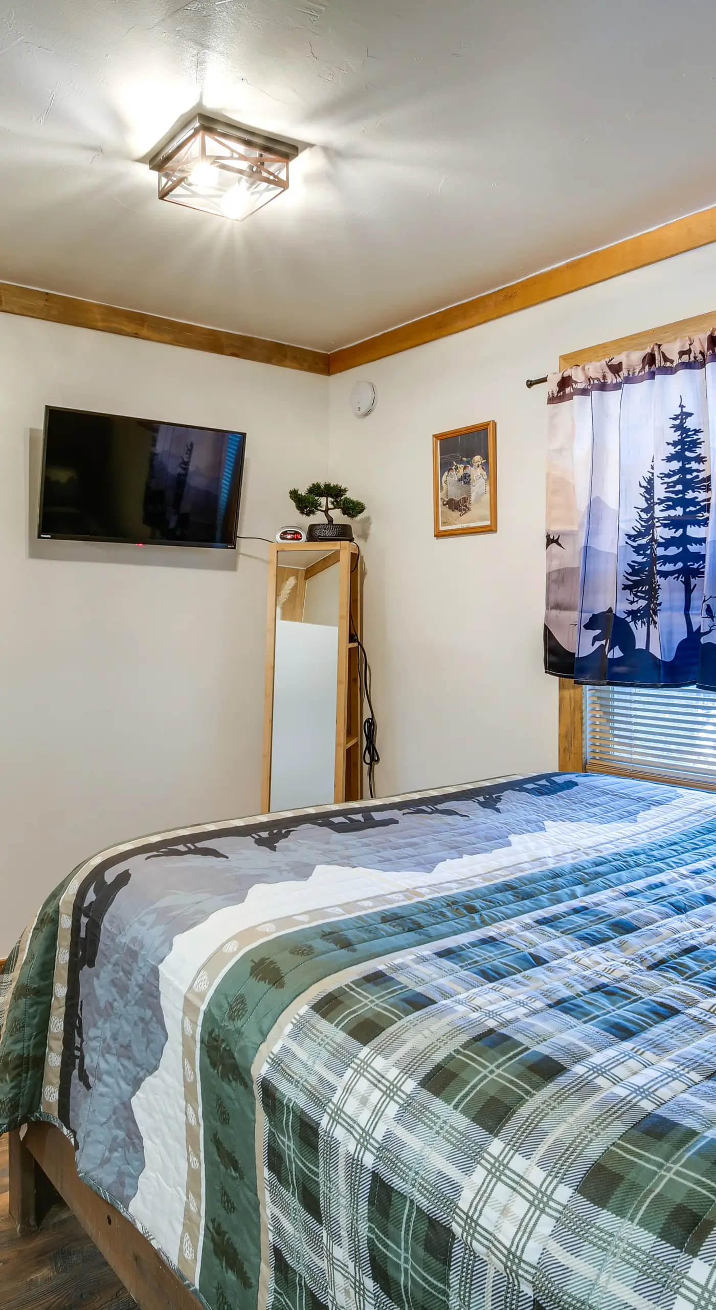 Riverfront Resort Cabin ~ 21 Mi to Crater Lake NP!