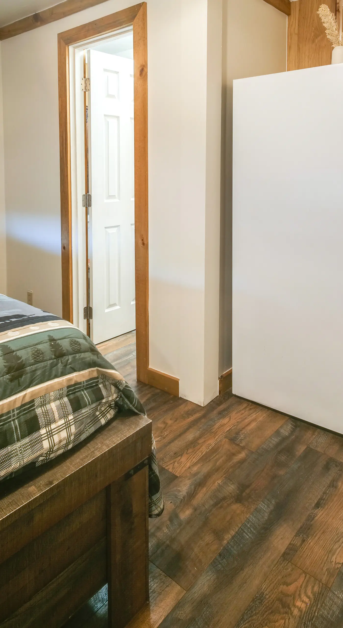 Riverfront Resort Cabin ~ 21 Mi to Crater Lake NP!