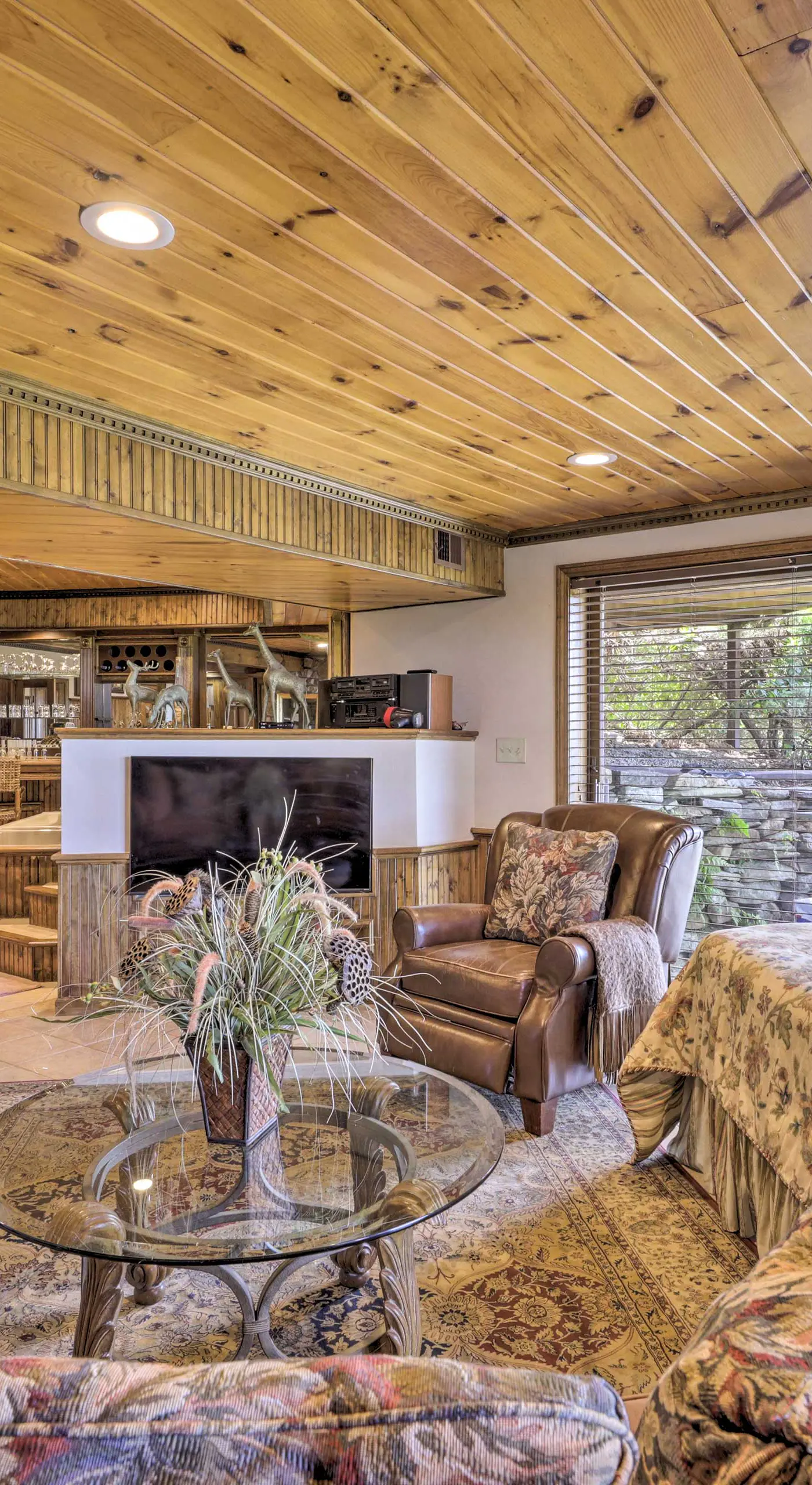Cozy Studio: Indoor Hot Tub & Inground Pool Access