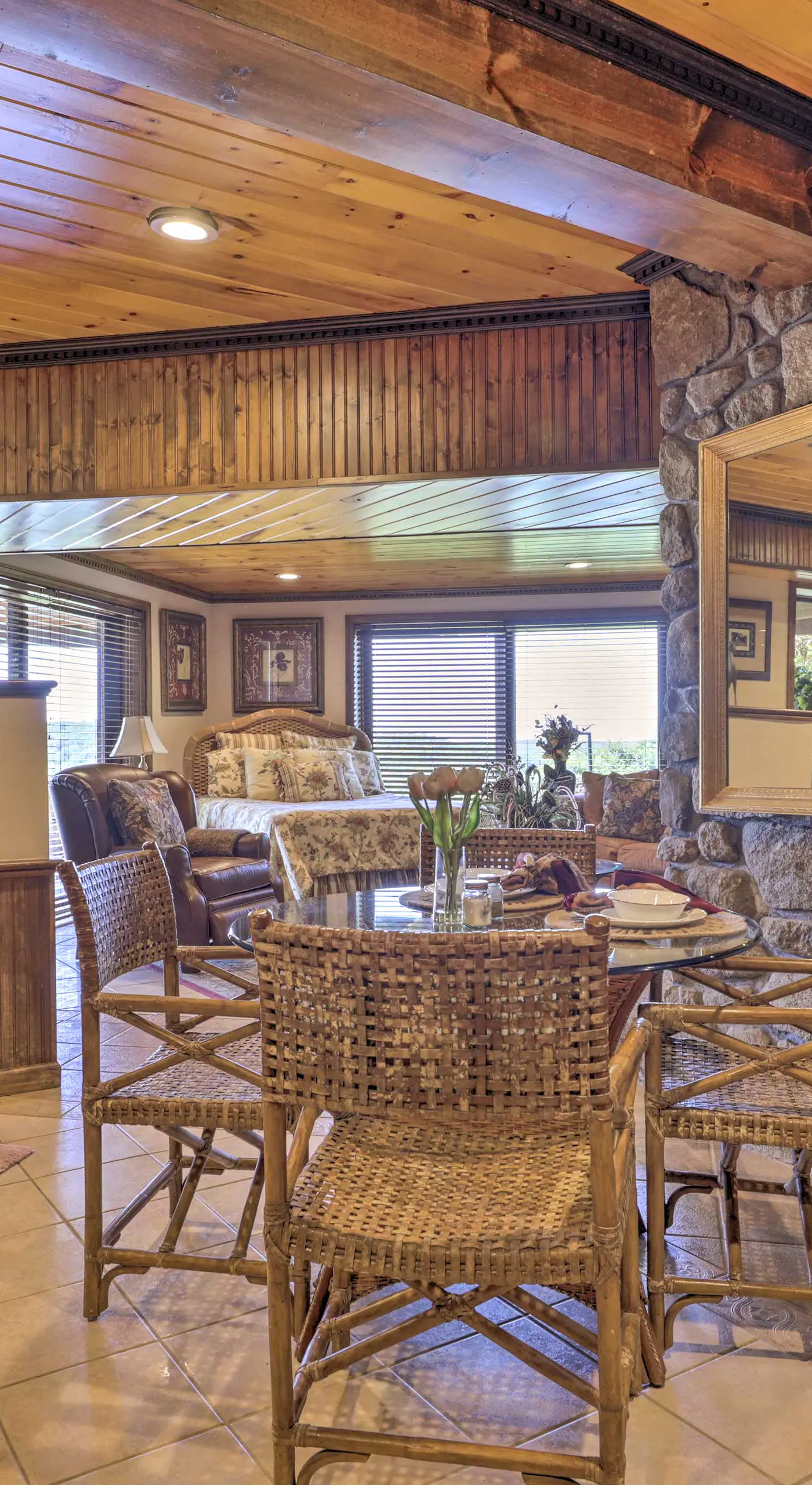 Cozy Studio: Indoor Hot Tub & Inground Pool Access
