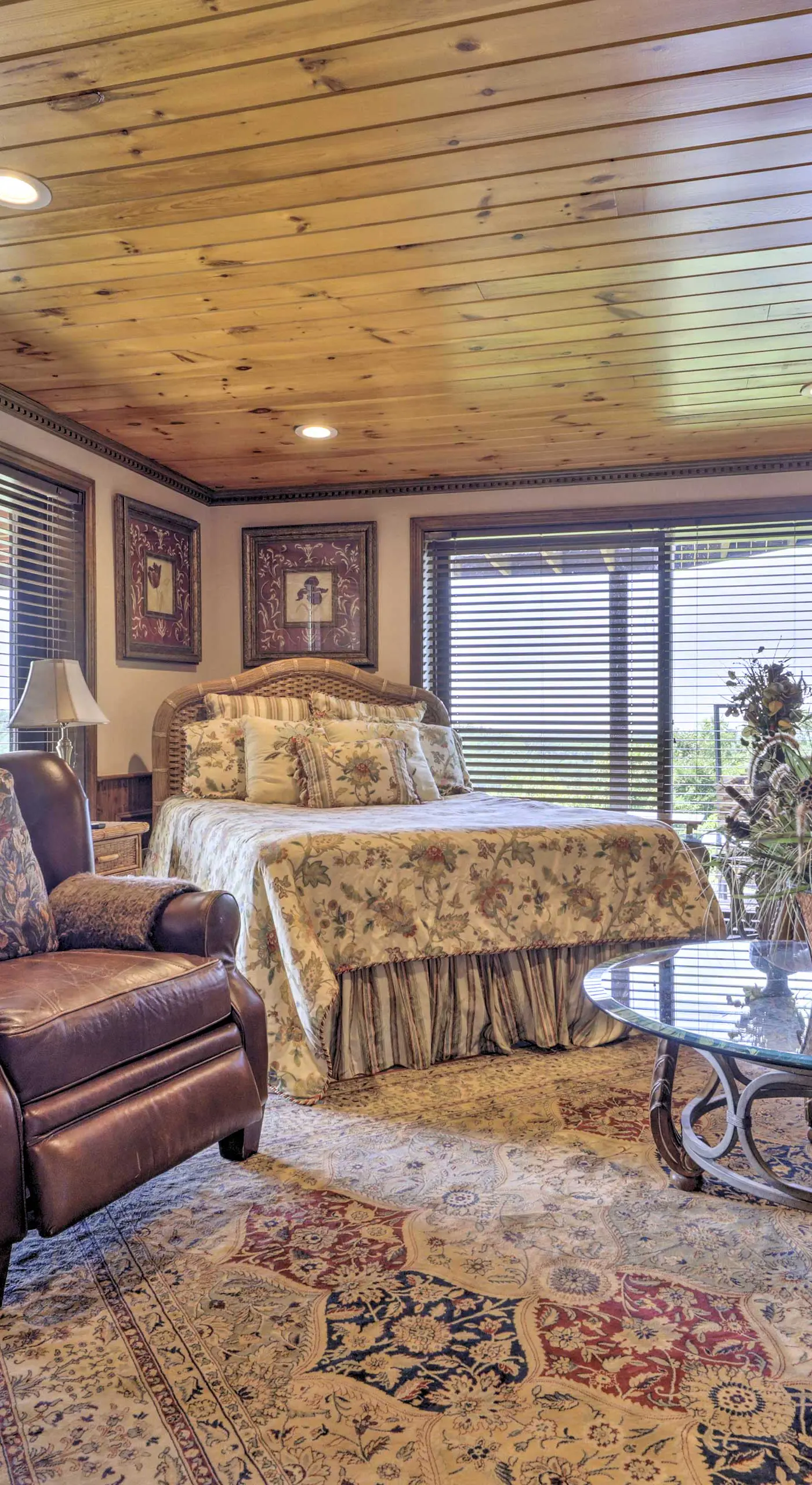 Cozy Studio: Indoor Hot Tub & Inground Pool Access