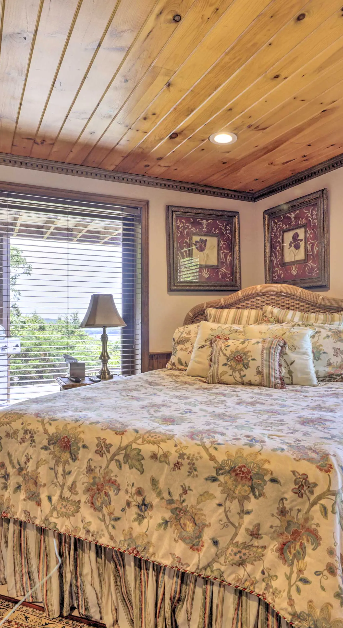 Cozy Studio: Indoor Hot Tub & Inground Pool Access