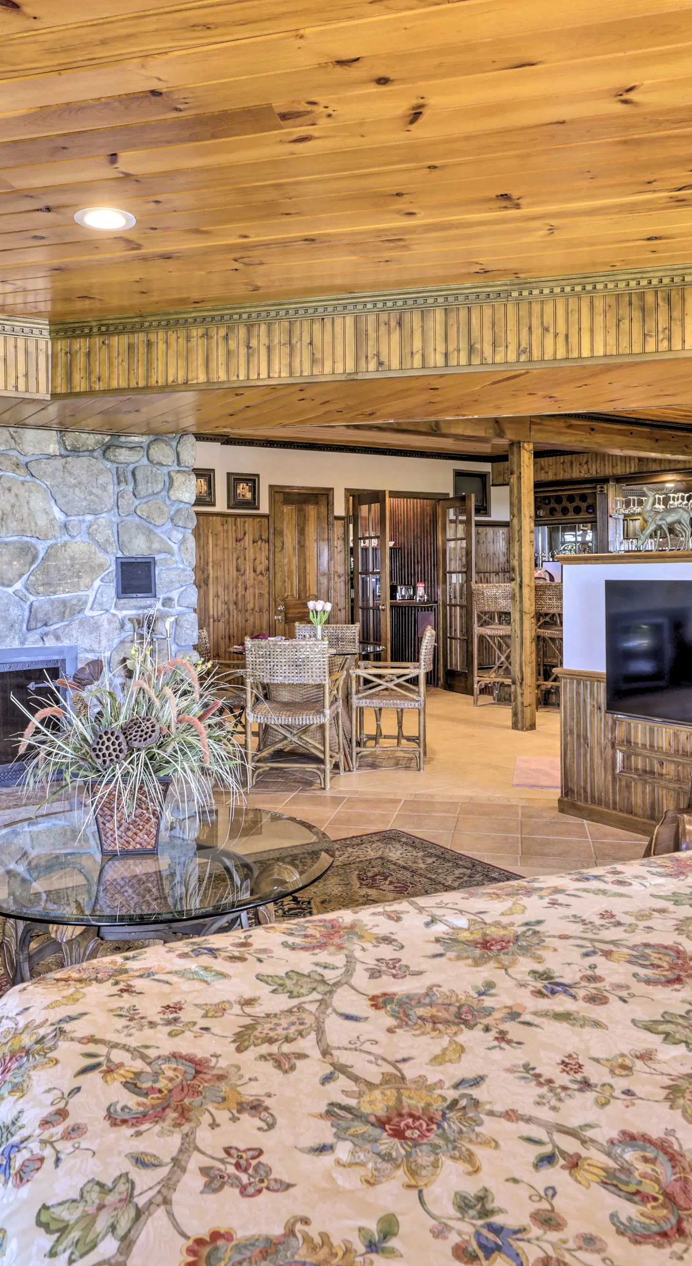 Cozy Studio: Indoor Hot Tub & Inground Pool Access