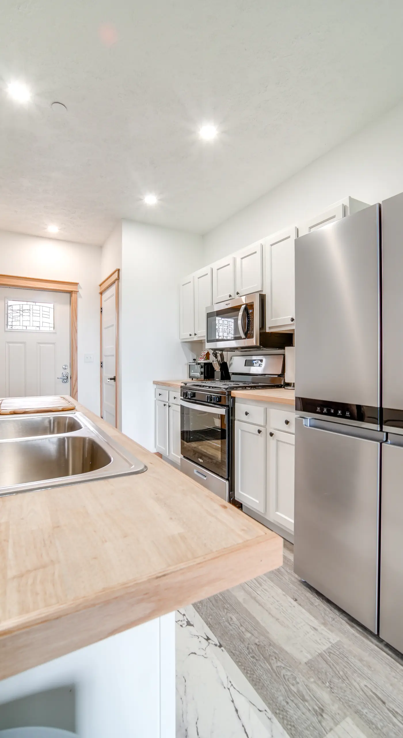 Golf Course View: Centrally Located Condo in Erie