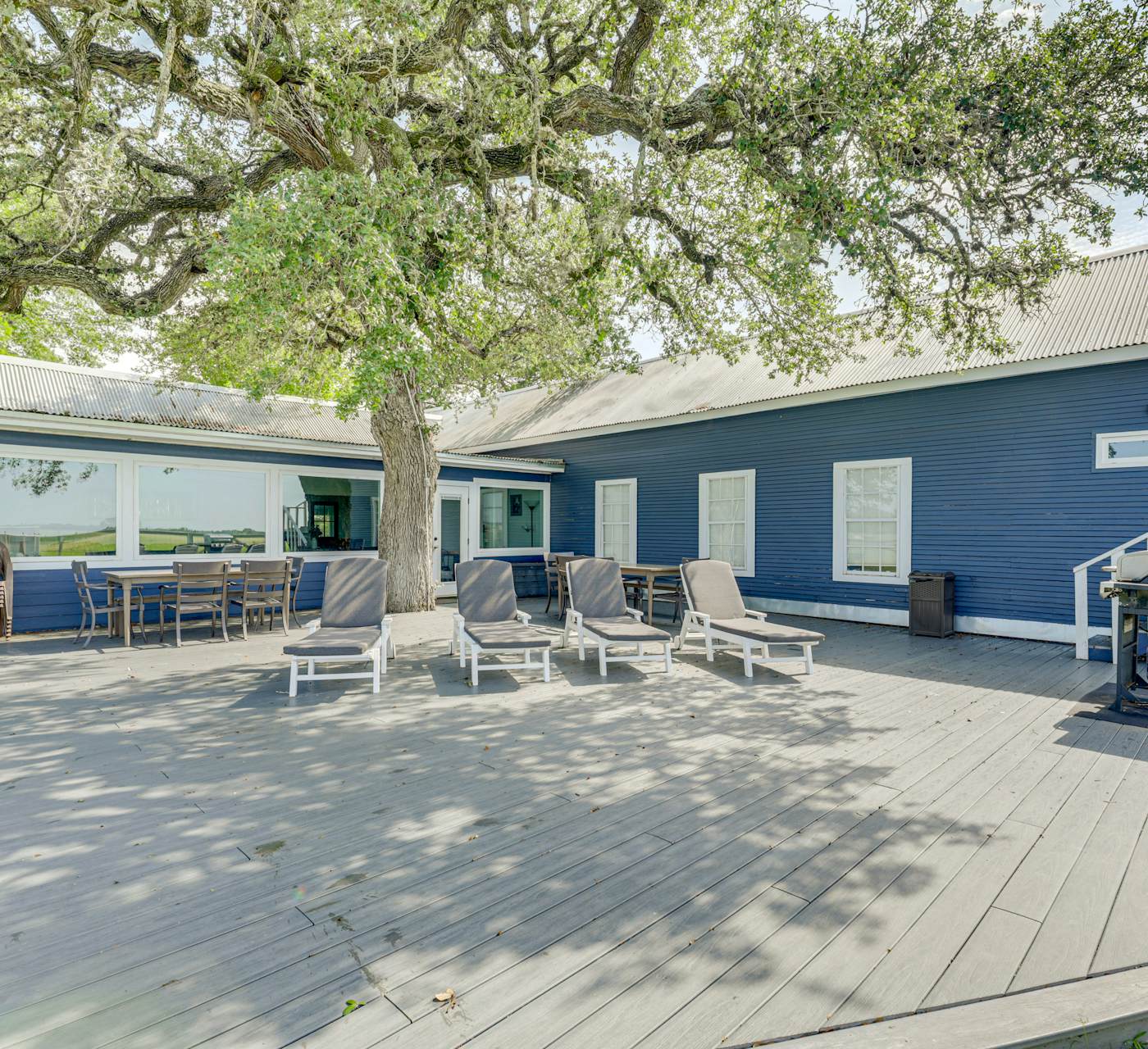 Fire Pit, Pickleball, Pool! Schulenburg Farmhouse