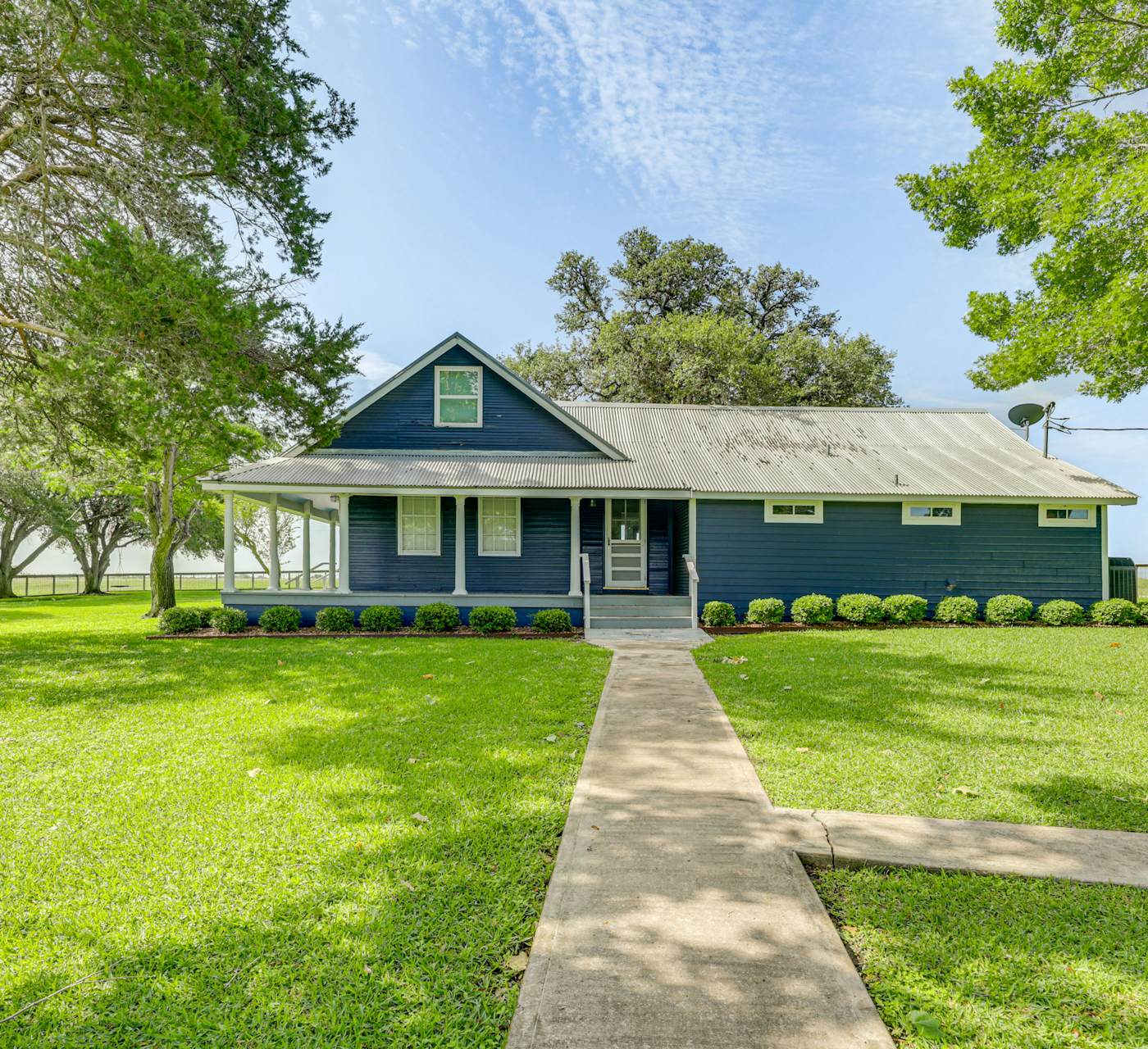 Fire Pit, Pickleball, Pool! Schulenburg Farmhouse
