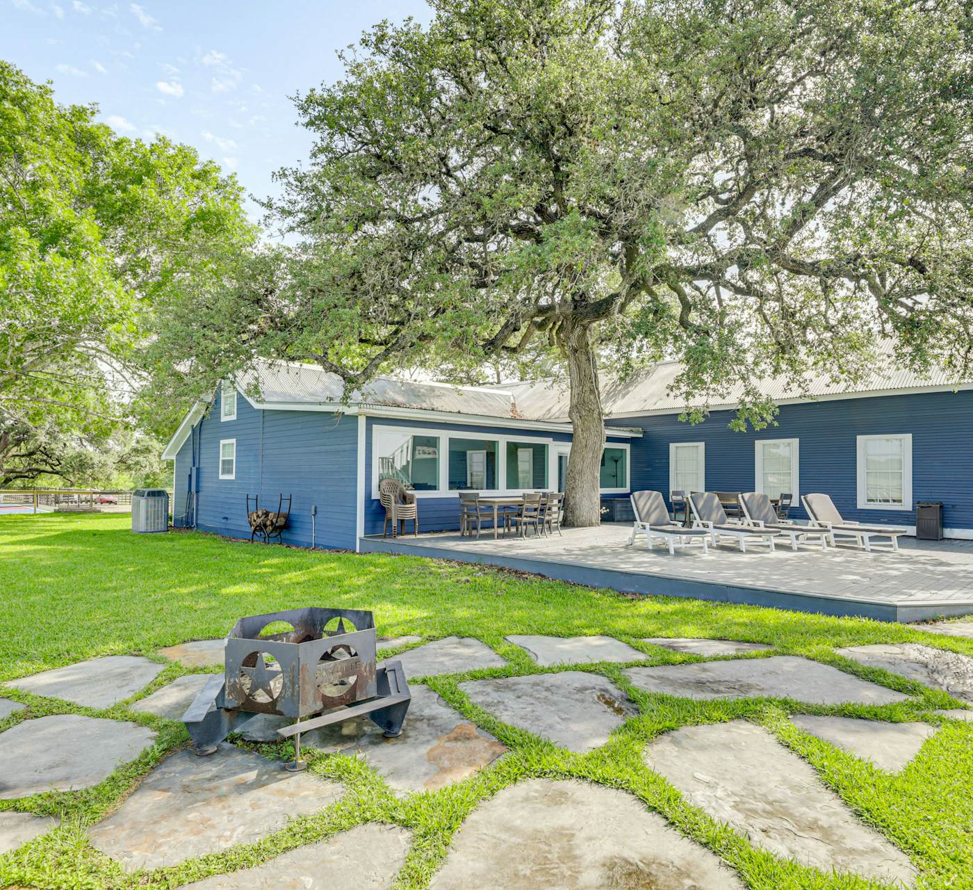Fire Pit, Pickleball, Pool! Schulenburg Farmhouse