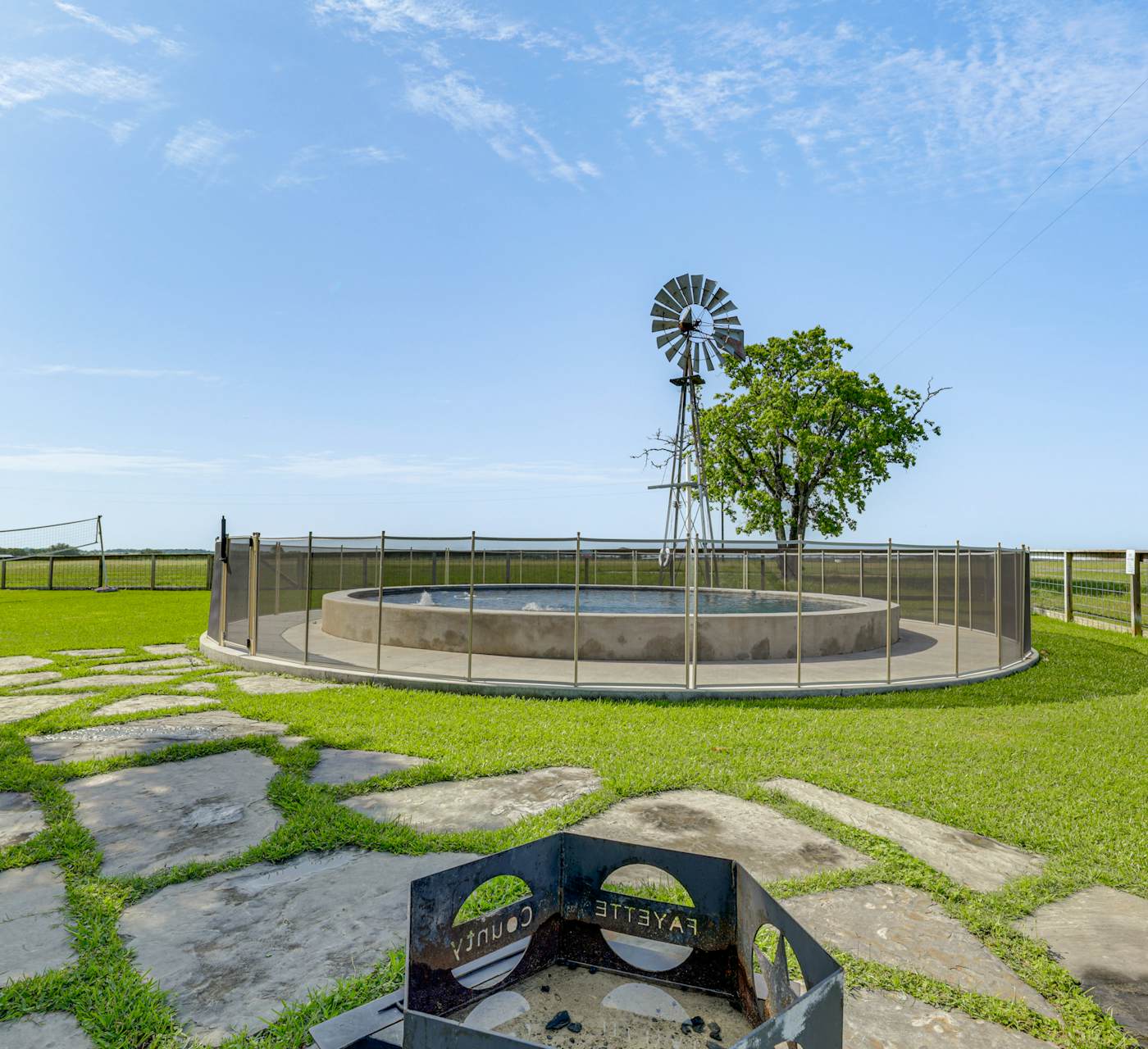 Fire Pit, Pickleball, Pool! Schulenburg Farmhouse
