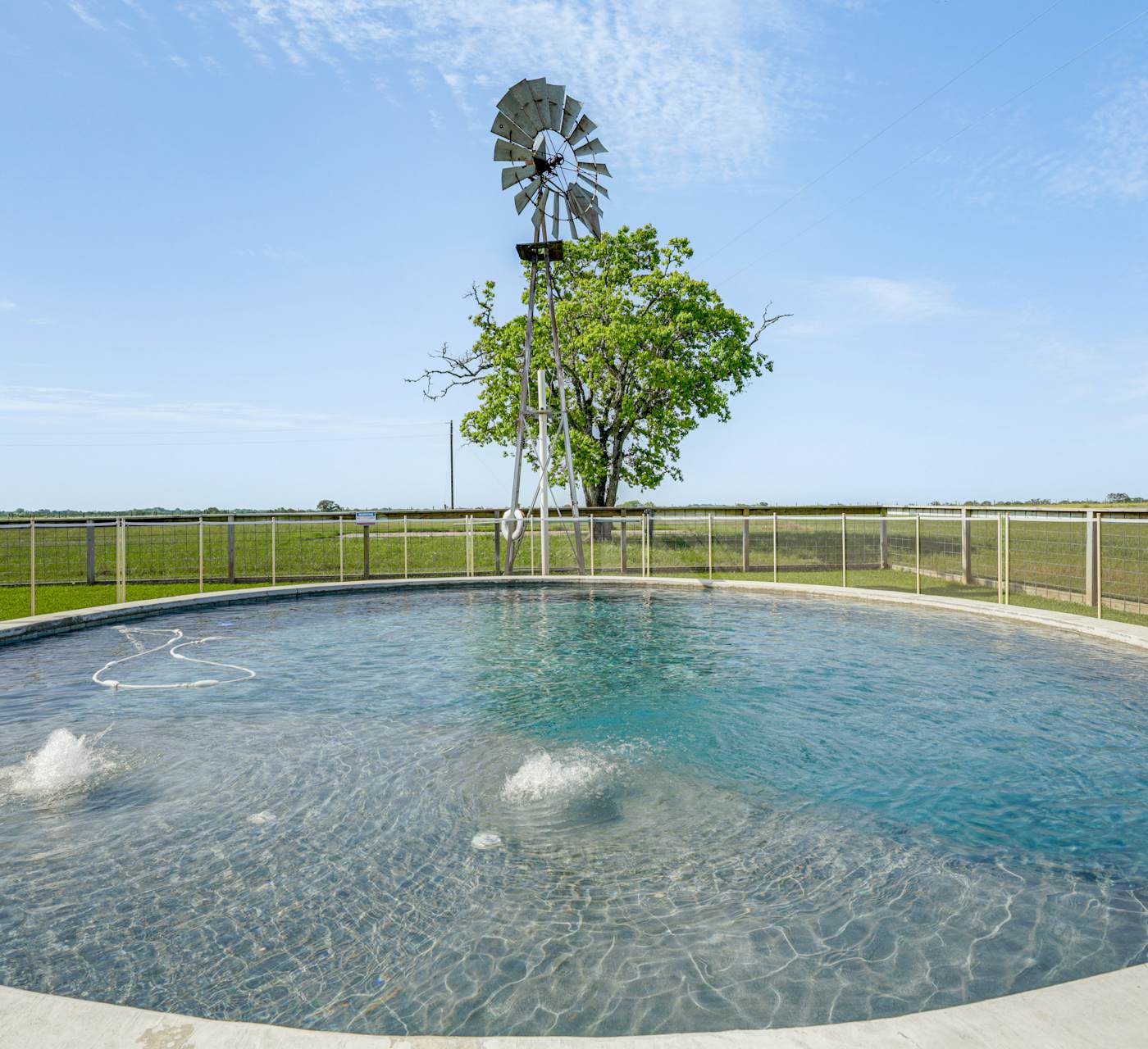Fire Pit, Pickleball, Pool! Schulenburg Farmhouse