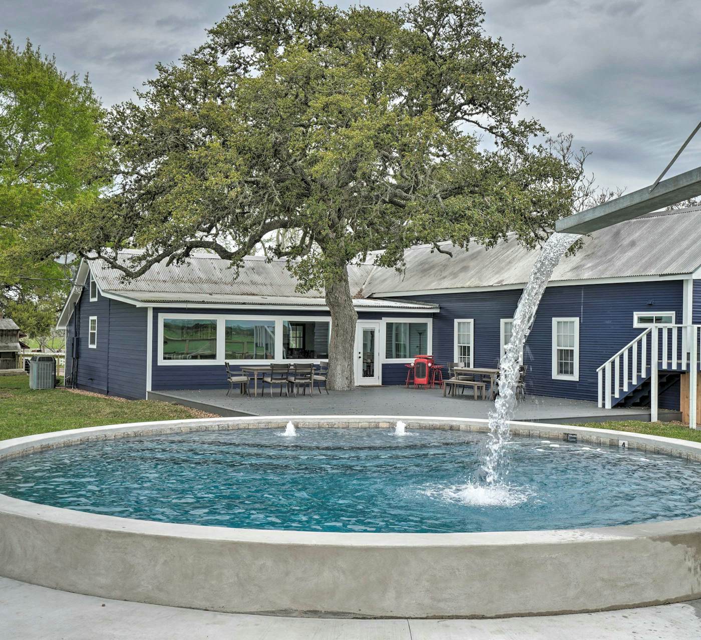 Fire Pit, Pickleball, Pool! Schulenburg Farmhouse