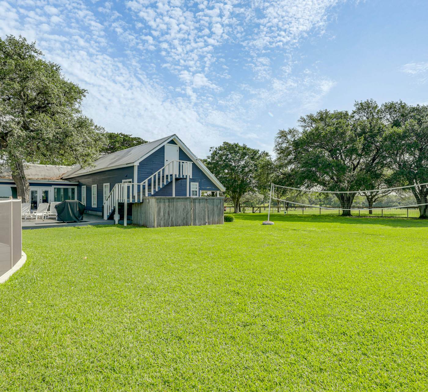 Fire Pit, Pickleball, Pool! Schulenburg Farmhouse