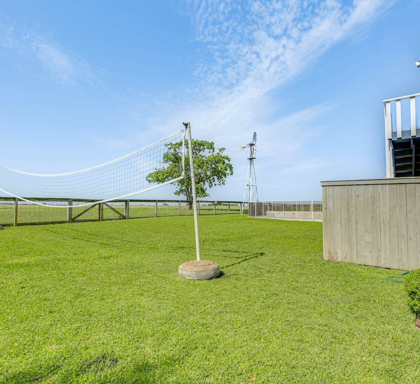 Fire Pit, Pickleball, Pool! Schulenburg Farmhouse