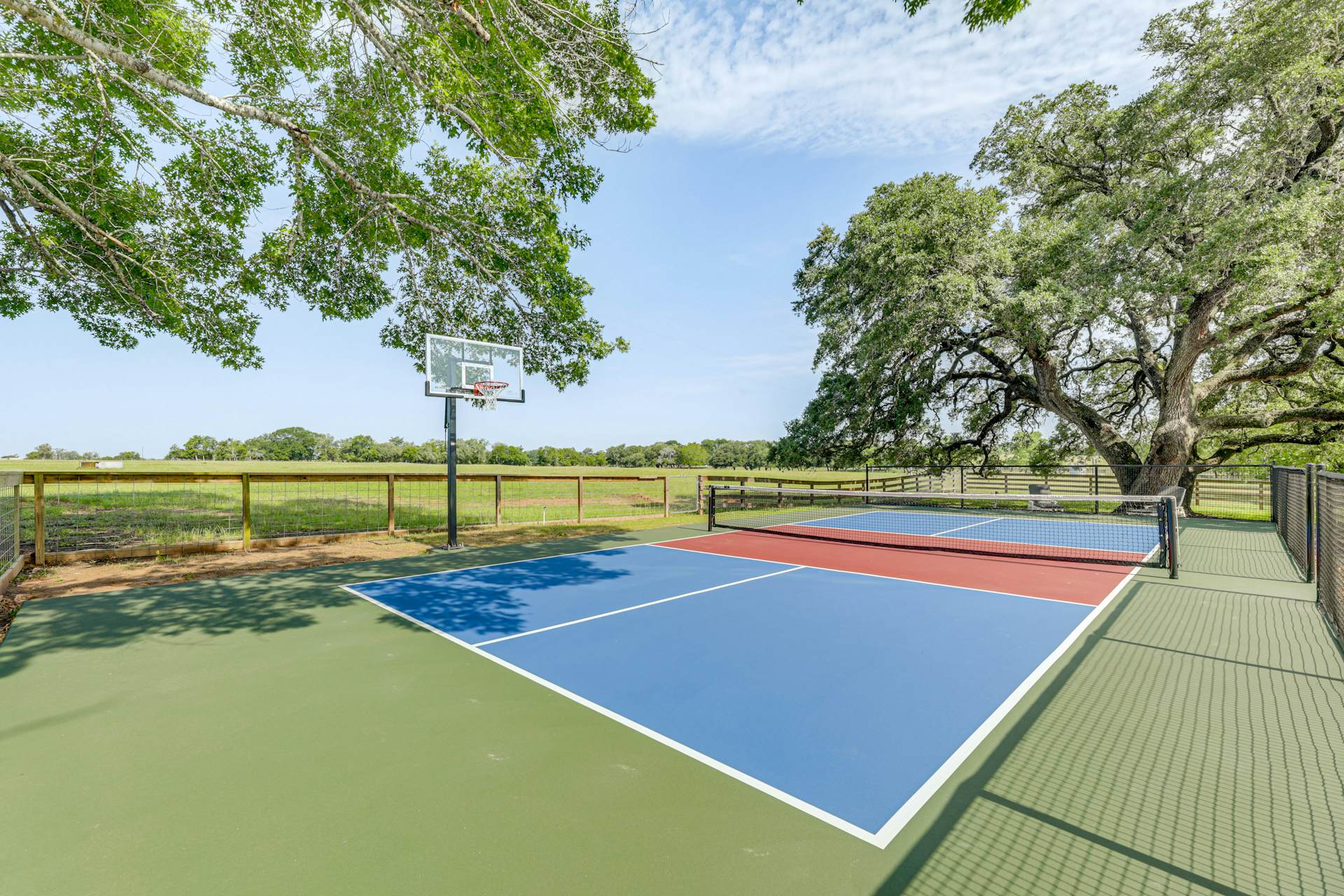 Fire Pit, Pickleball, Pool! Schulenburg Farmhouse