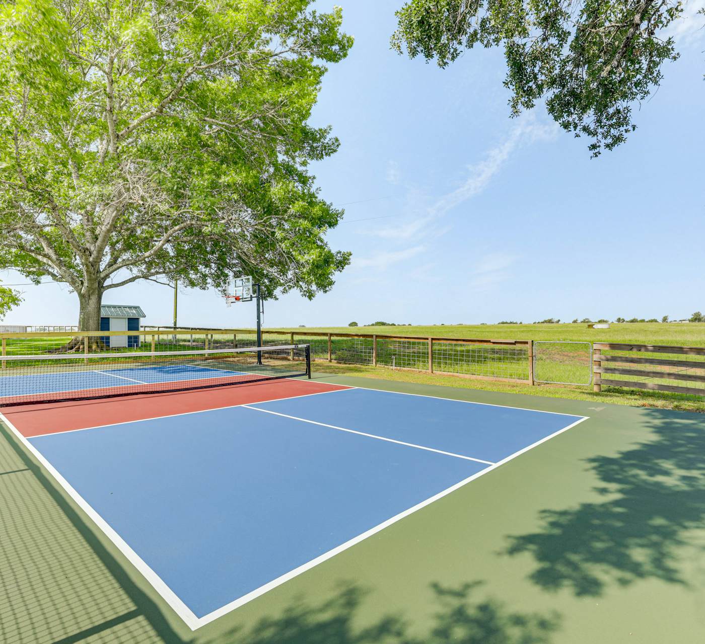 Fire Pit, Pickleball, Pool! Schulenburg Farmhouse
