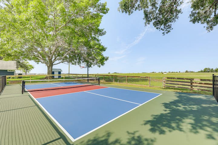 Fire Pit, Pickleball, Pool! Schulenburg Farmhouse