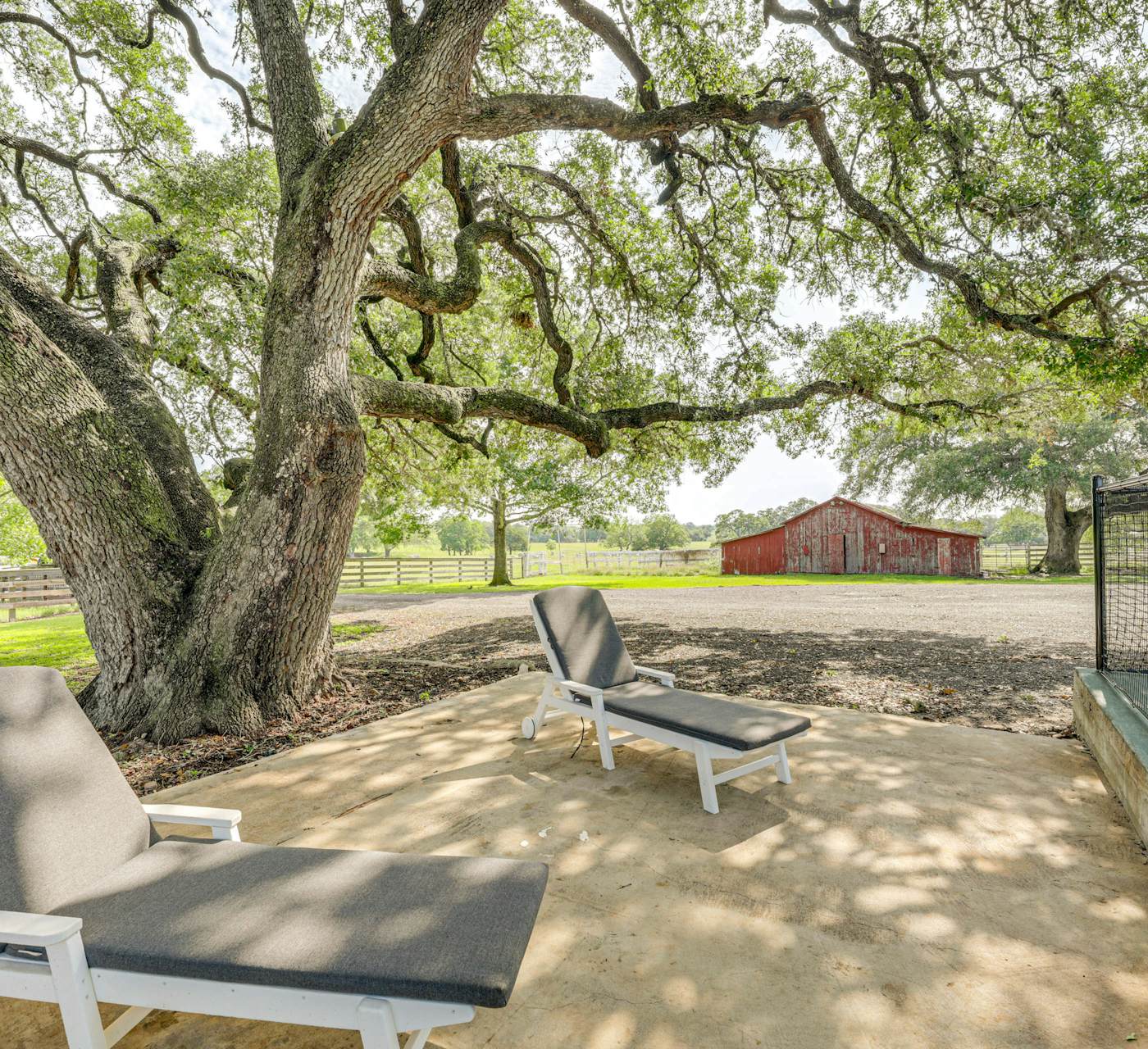 Fire Pit, Pickleball, Pool! Schulenburg Farmhouse