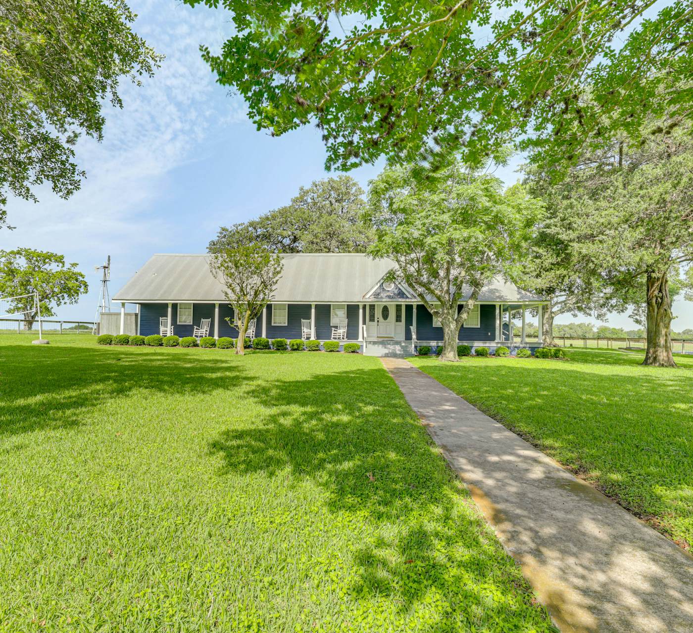 Fire Pit, Pickleball, Pool! Schulenburg Farmhouse