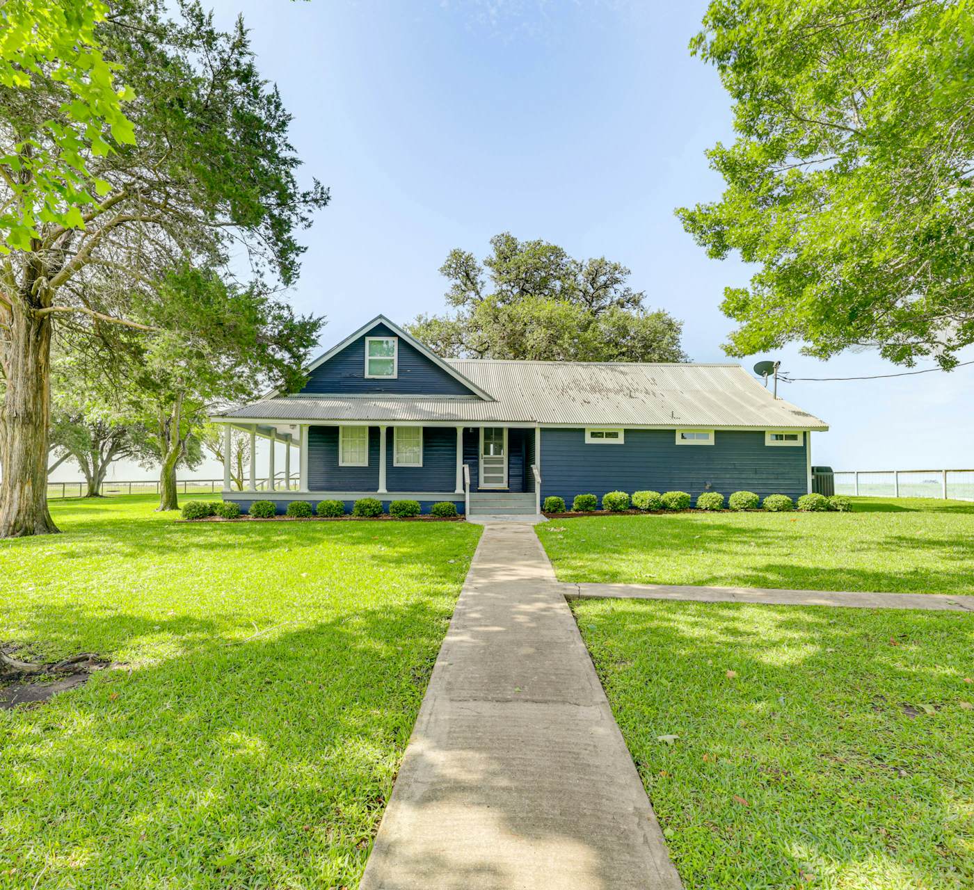 Fire Pit, Pickleball, Pool! Schulenburg Farmhouse