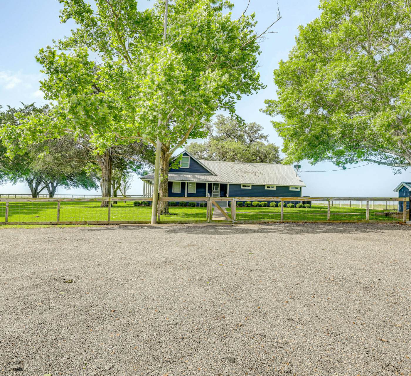 Fire Pit, Pickleball, Pool! Schulenburg Farmhouse