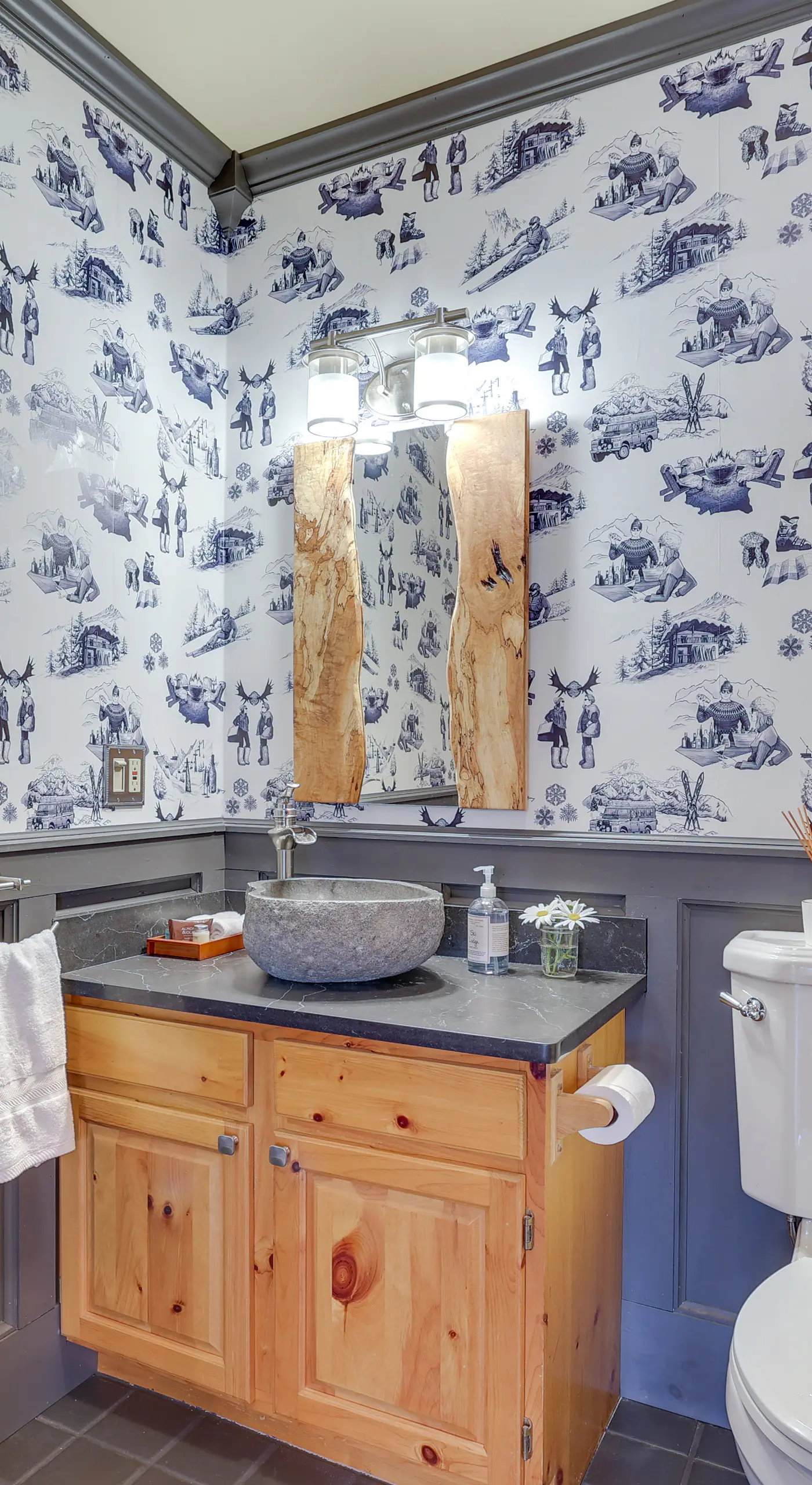 Ski-In/Ski-Out w/ Sauna in Jay Ski Peak Resort!