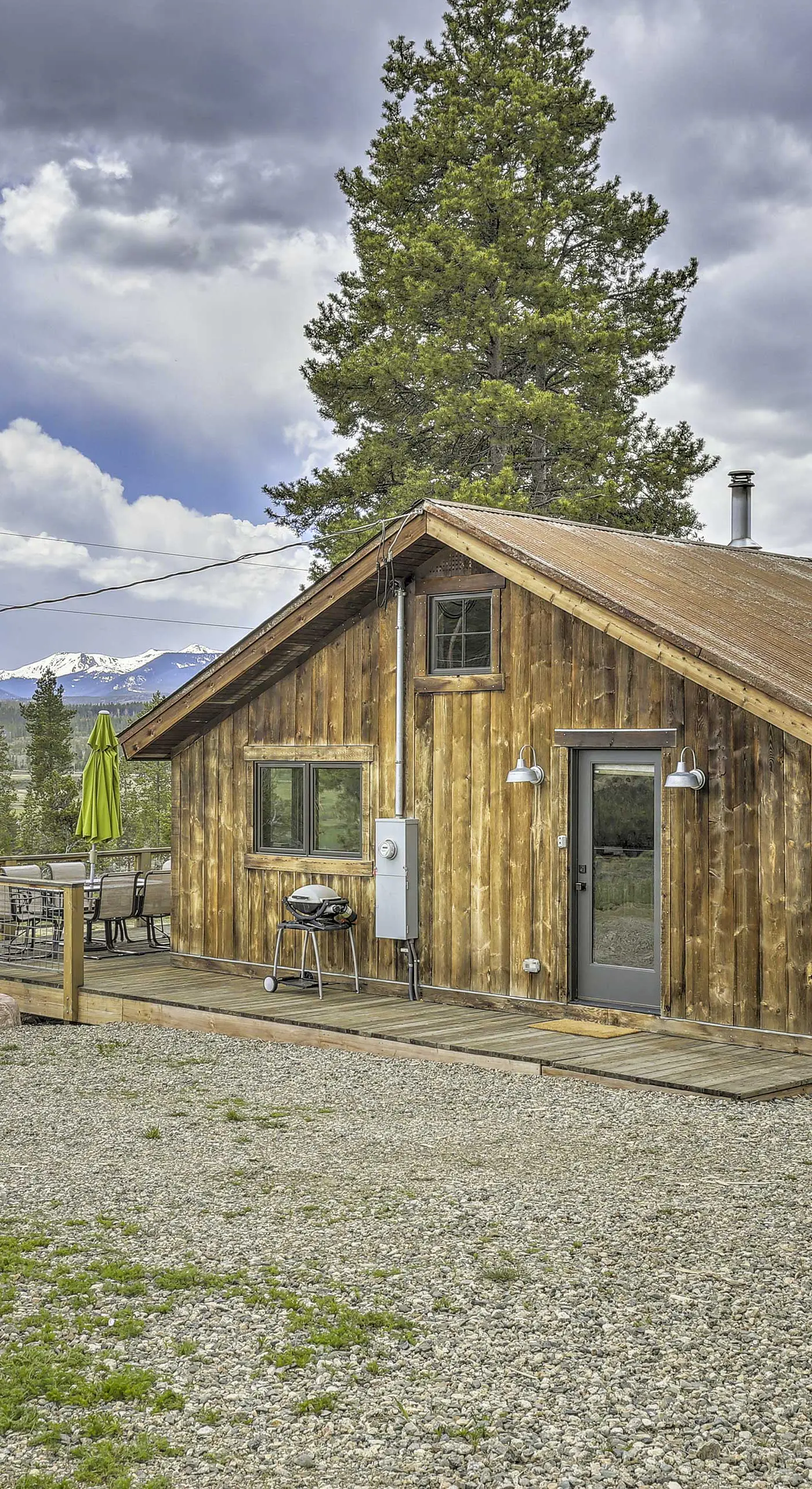 Updated Cabin w/ Hot Tub ~ 11 Mi to Winter Park!