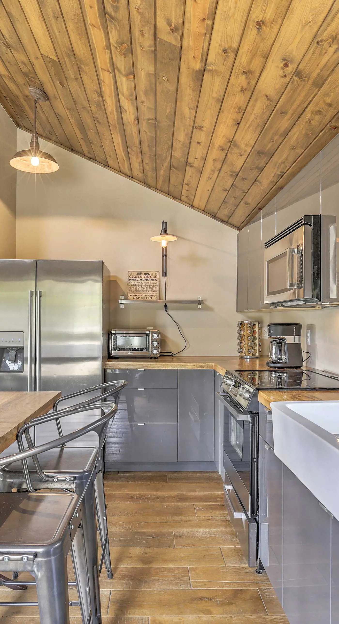 Updated Cabin w/ Hot Tub ~ 11 Mi to Winter Park!