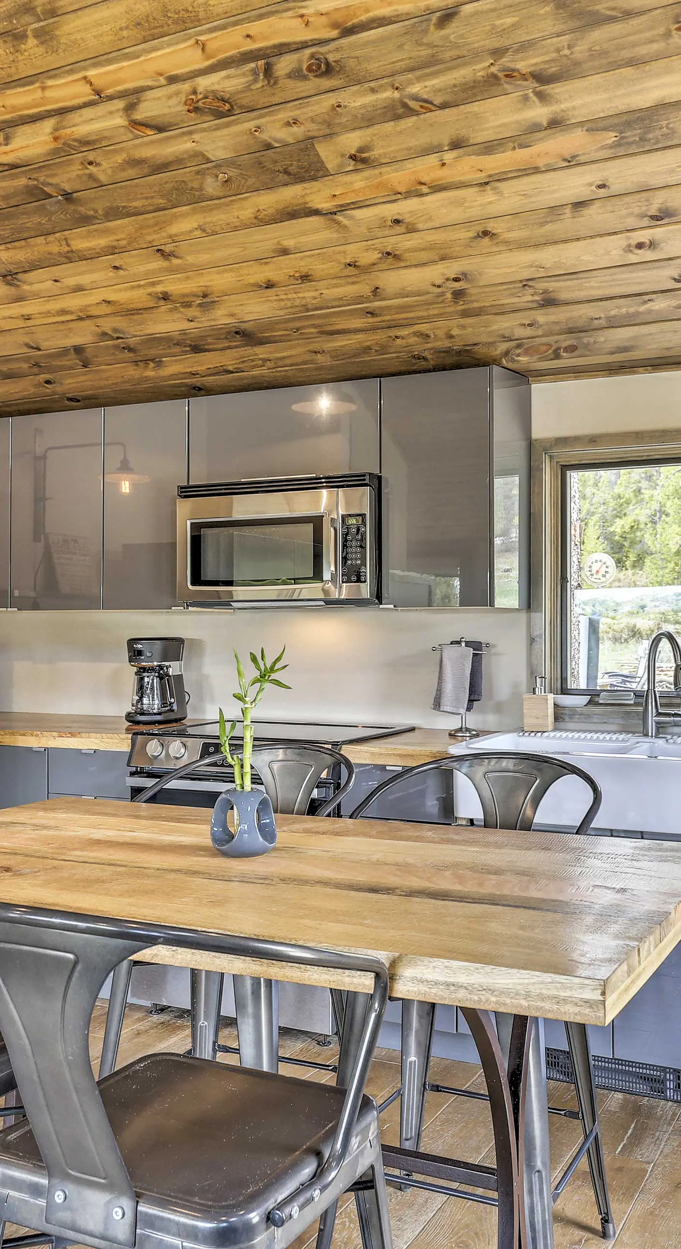 Updated Cabin w/ Hot Tub ~ 11 Mi to Winter Park!