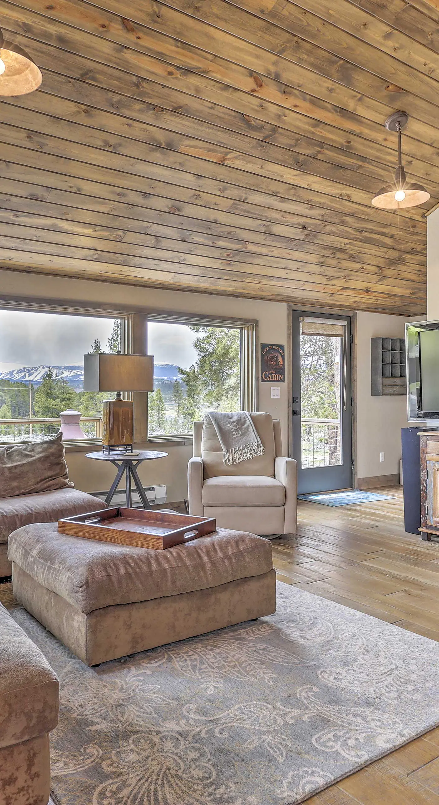 Updated Cabin w/ Hot Tub ~ 11 Mi to Winter Park!