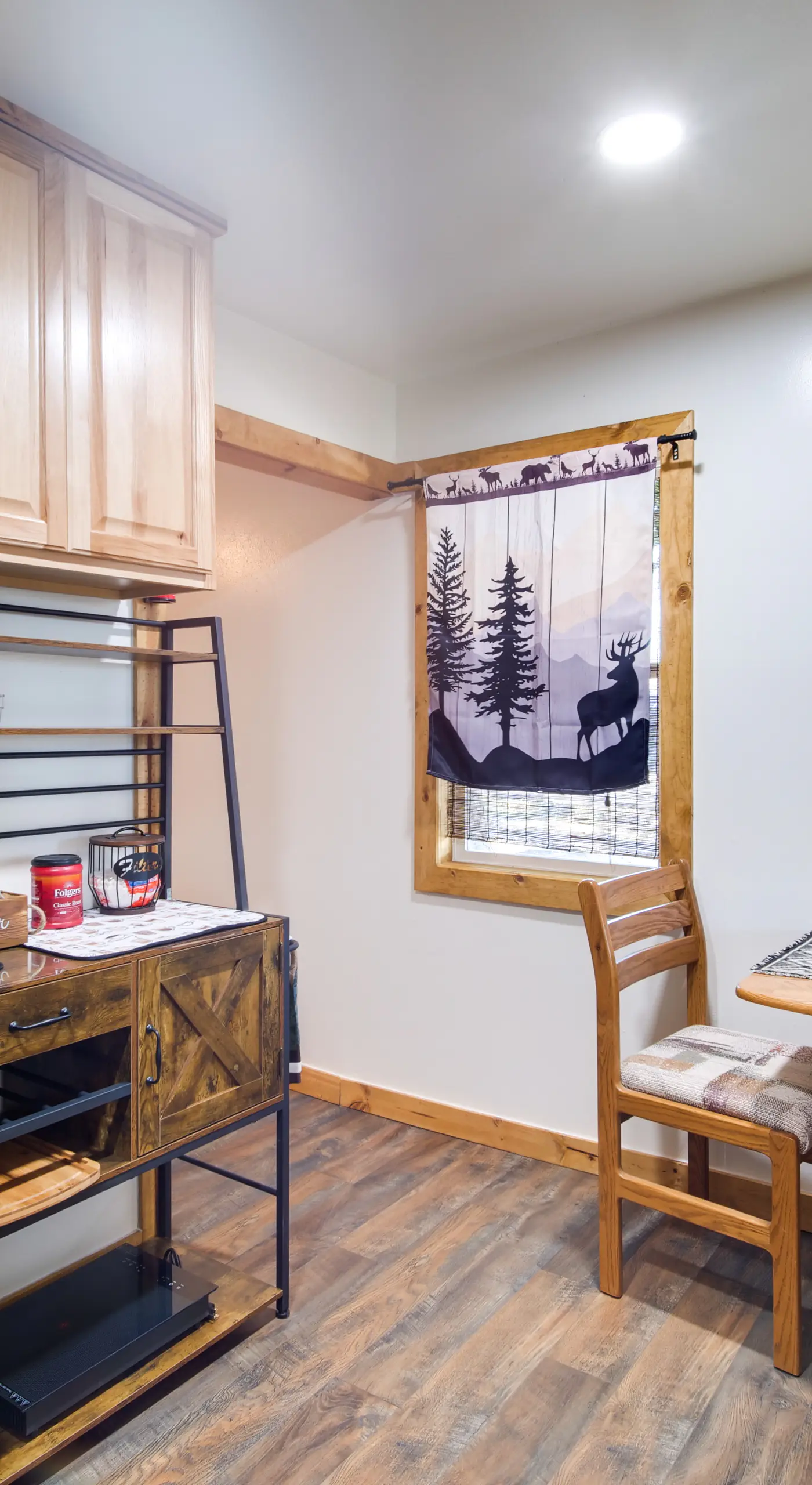Resort Cabin on the River ~ 21 Mi to Crater Lake!