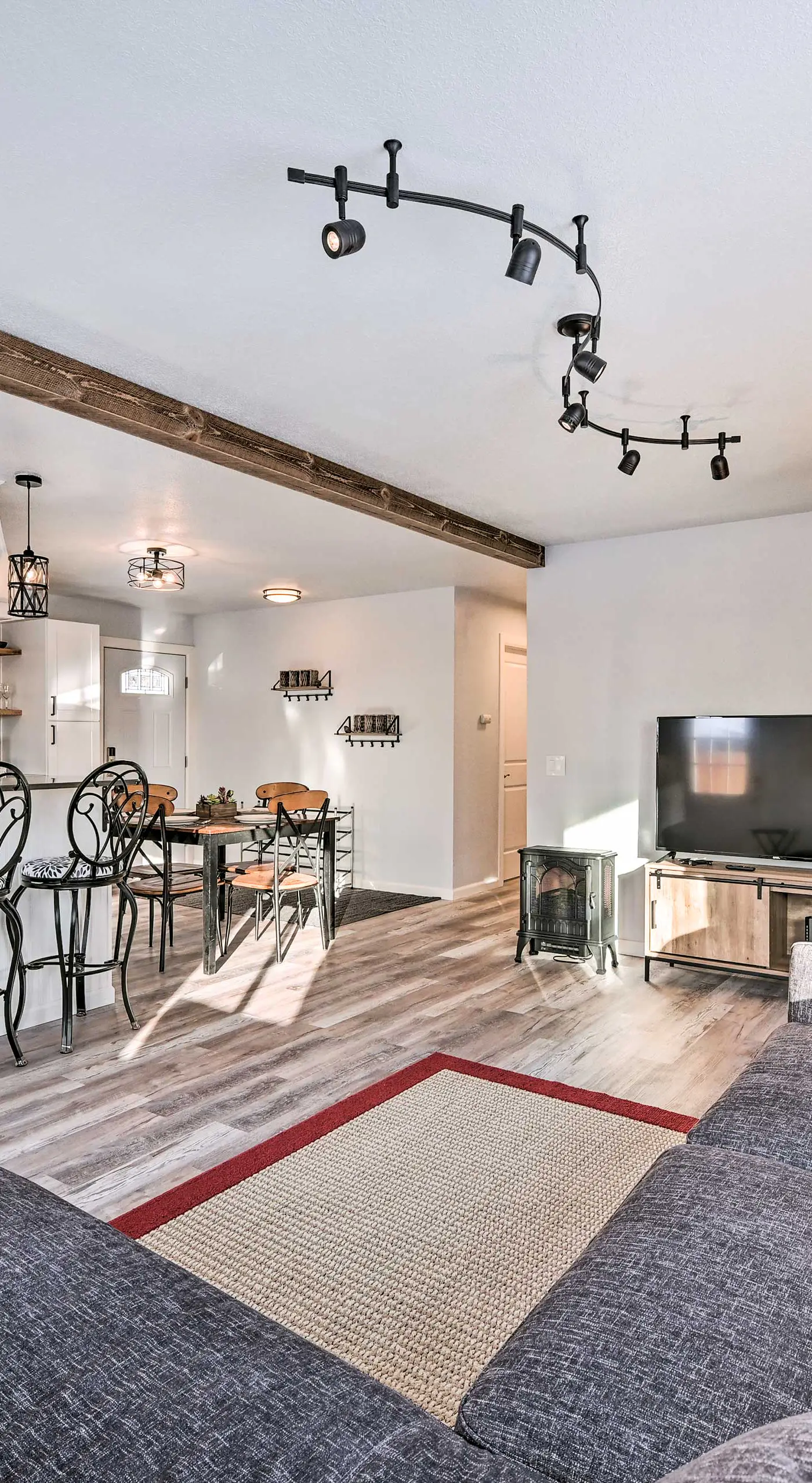 Kenai Home w/ Fireplace < 10 Mi to Big Eddy!