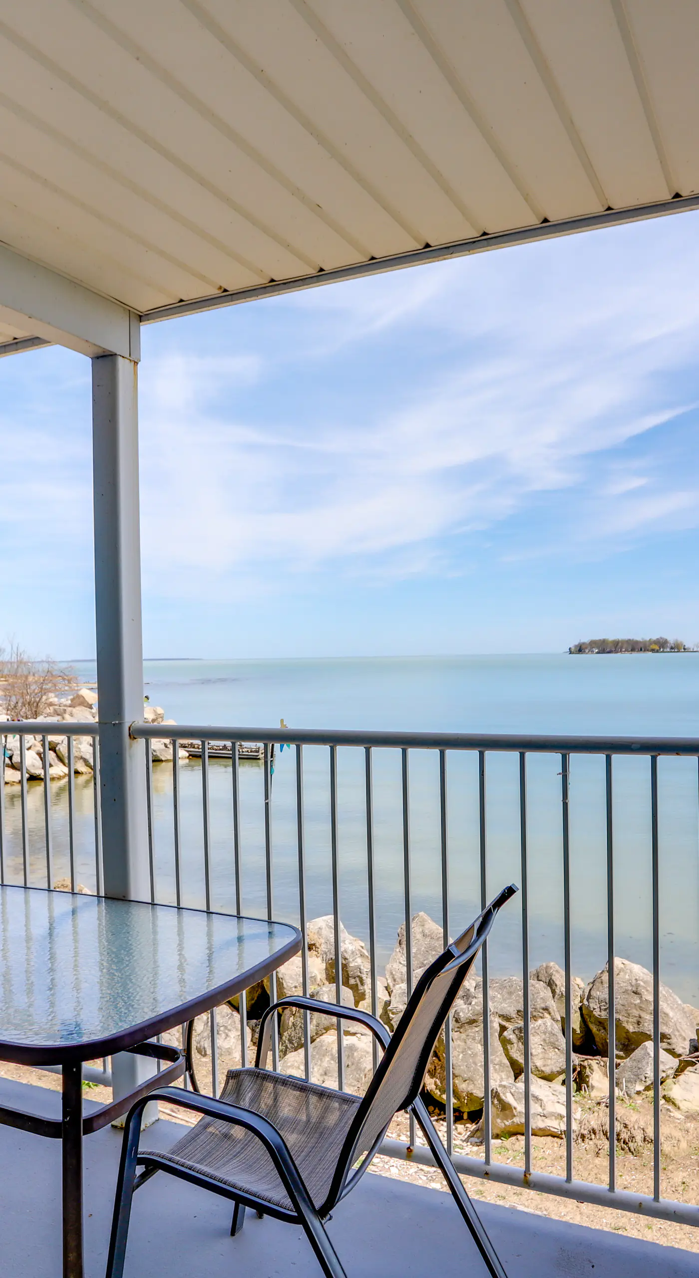 Cozy Lakefront Middle Bass Retreat w/ Balcony
