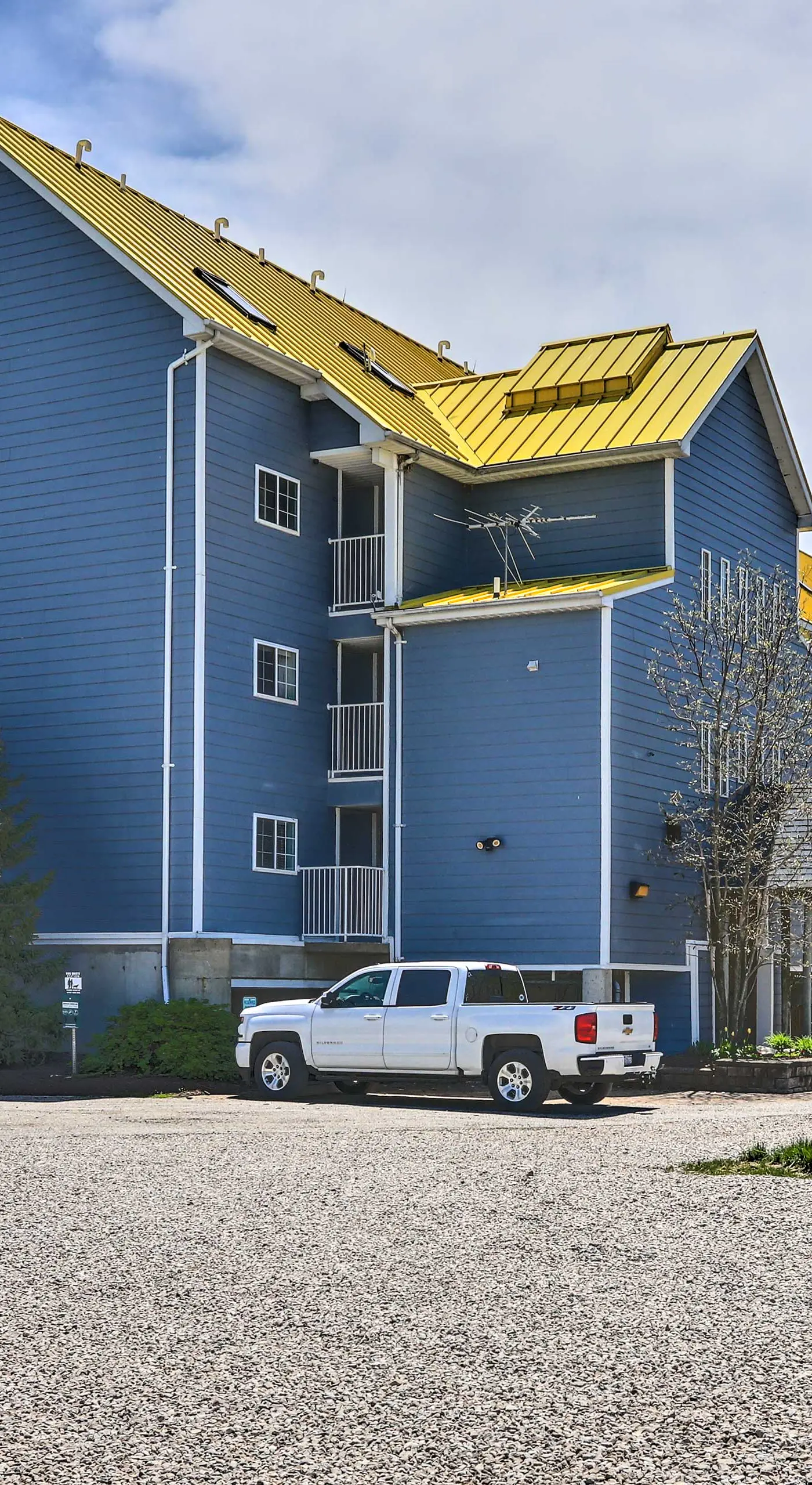 Cozy Lakefront Middle Bass Retreat w/ Balcony