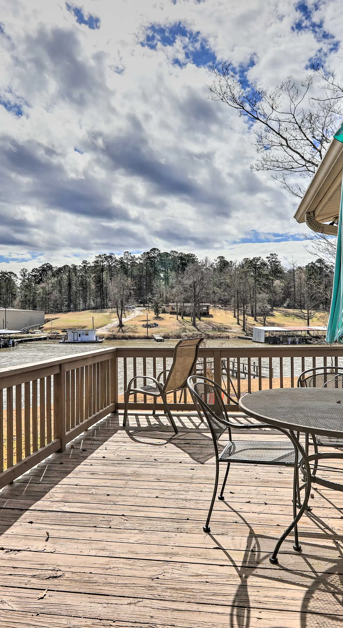 Lake Sinclair Cottage with Deck & Boat Dock!