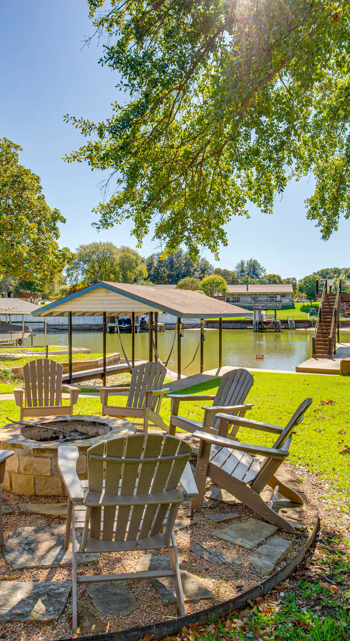 Waterfront Retreat w/ Hot Tub in Gun Barrel City!