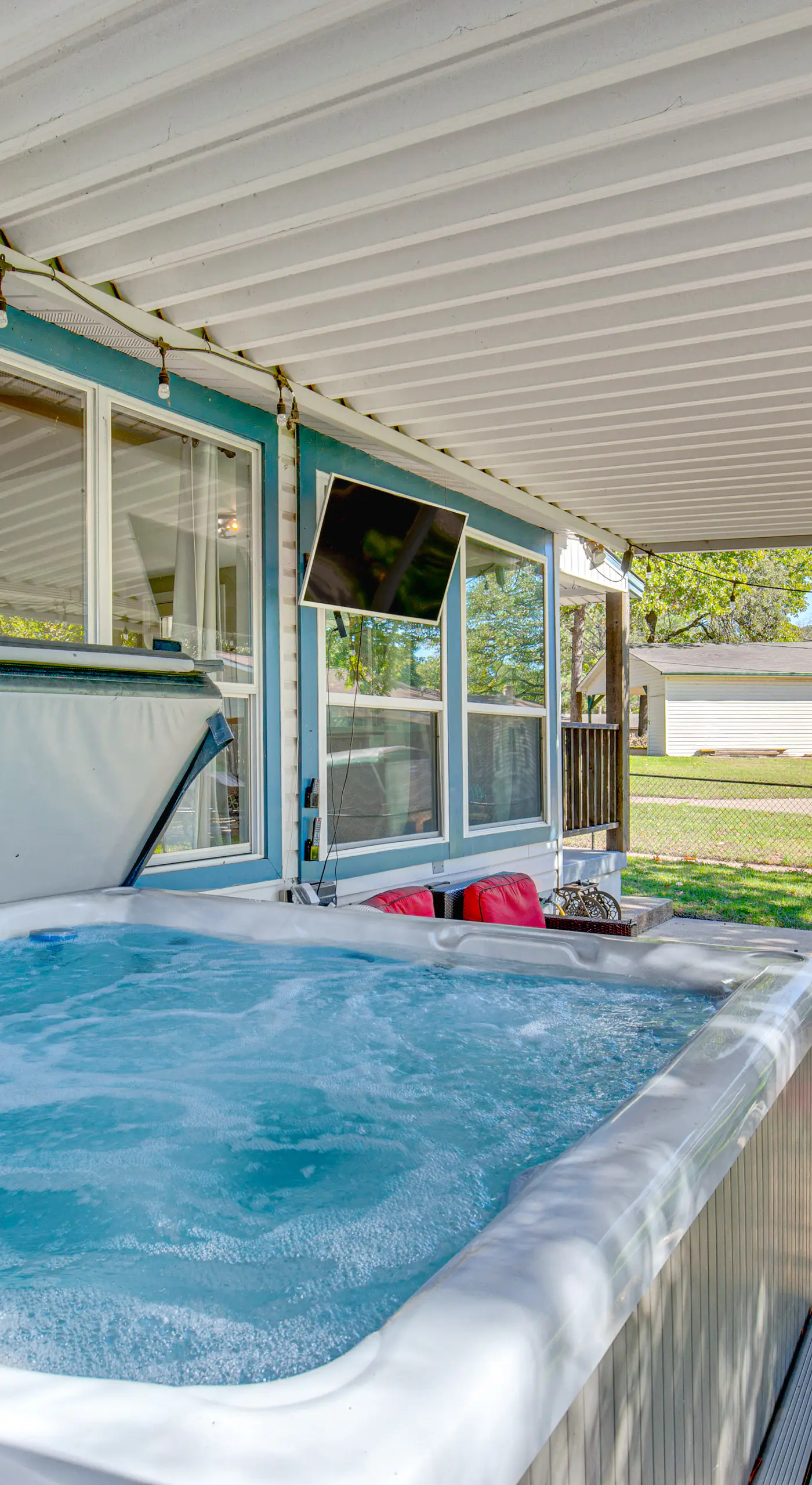 Waterfront Retreat w/ Hot Tub in Gun Barrel City!