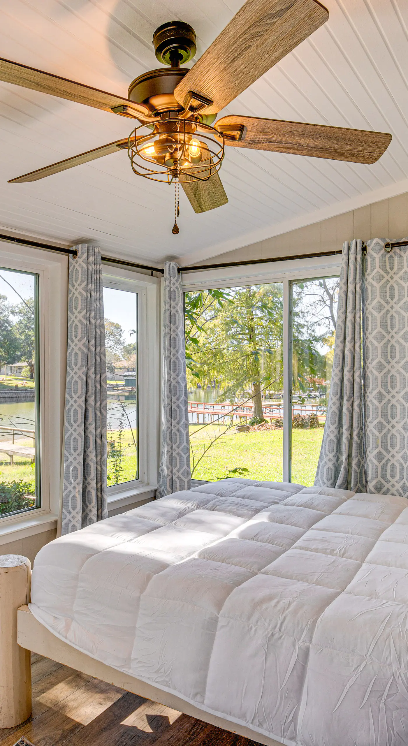 Waterfront Retreat w/ Hot Tub in Gun Barrel City!