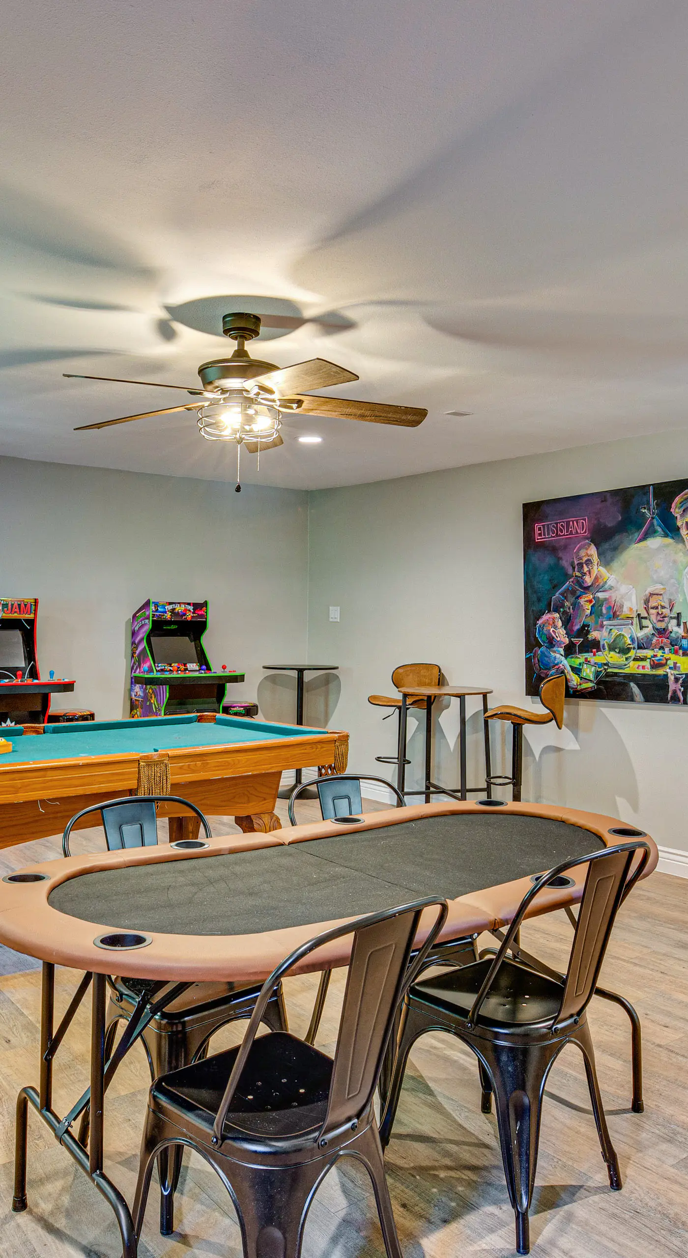 Waterfront Retreat w/ Hot Tub in Gun Barrel City!