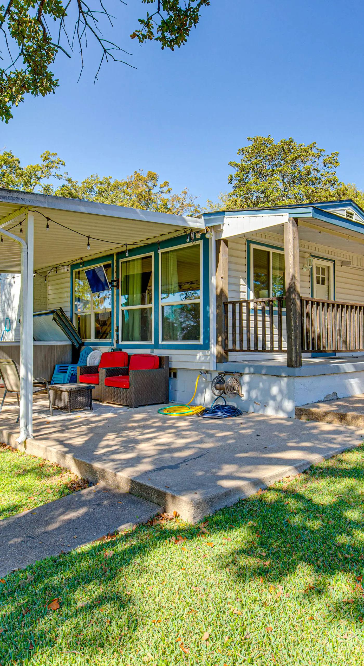 Waterfront Retreat w/ Hot Tub in Gun Barrel City!