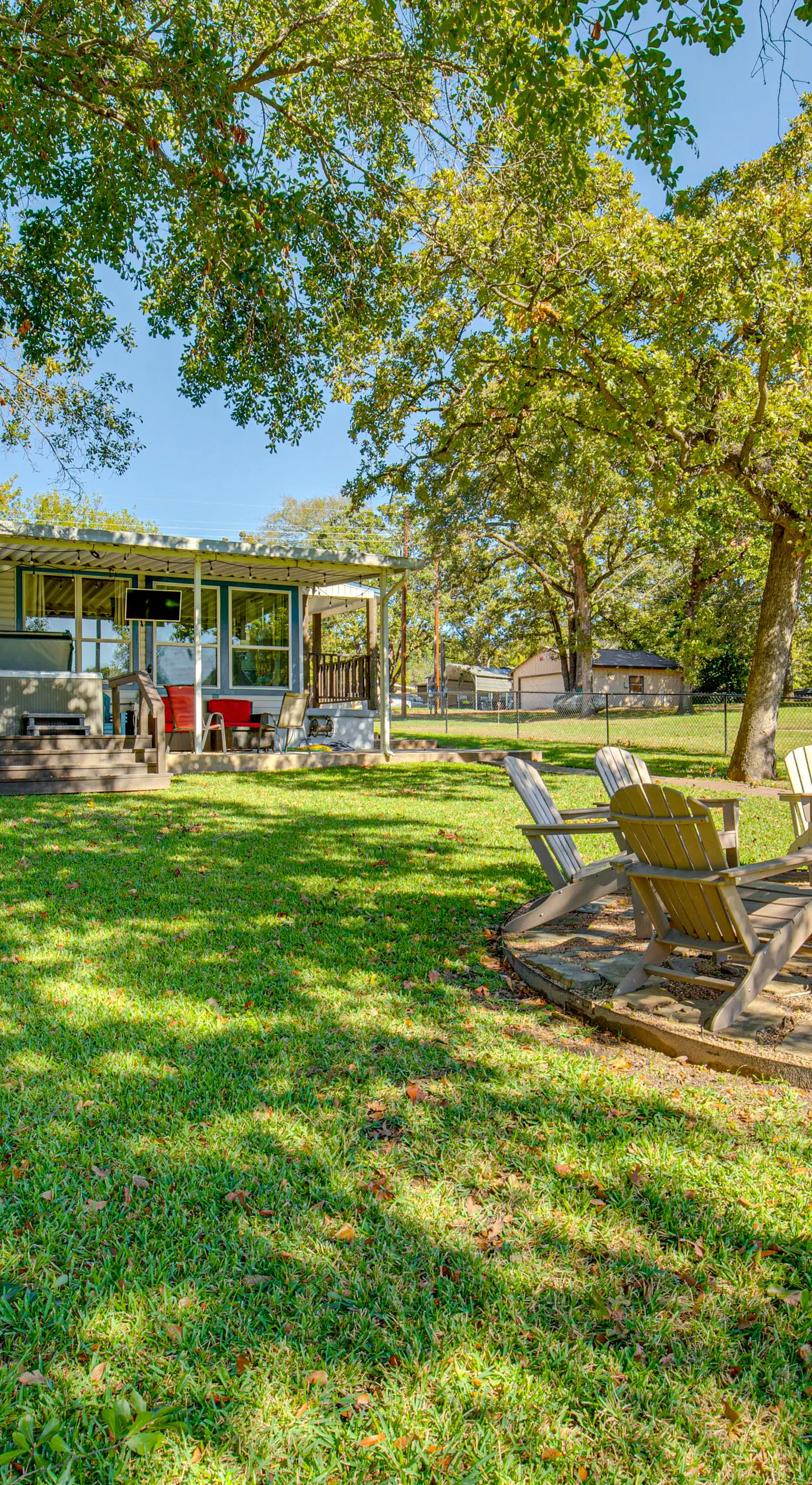 Waterfront Retreat w/ Hot Tub in Gun Barrel City!